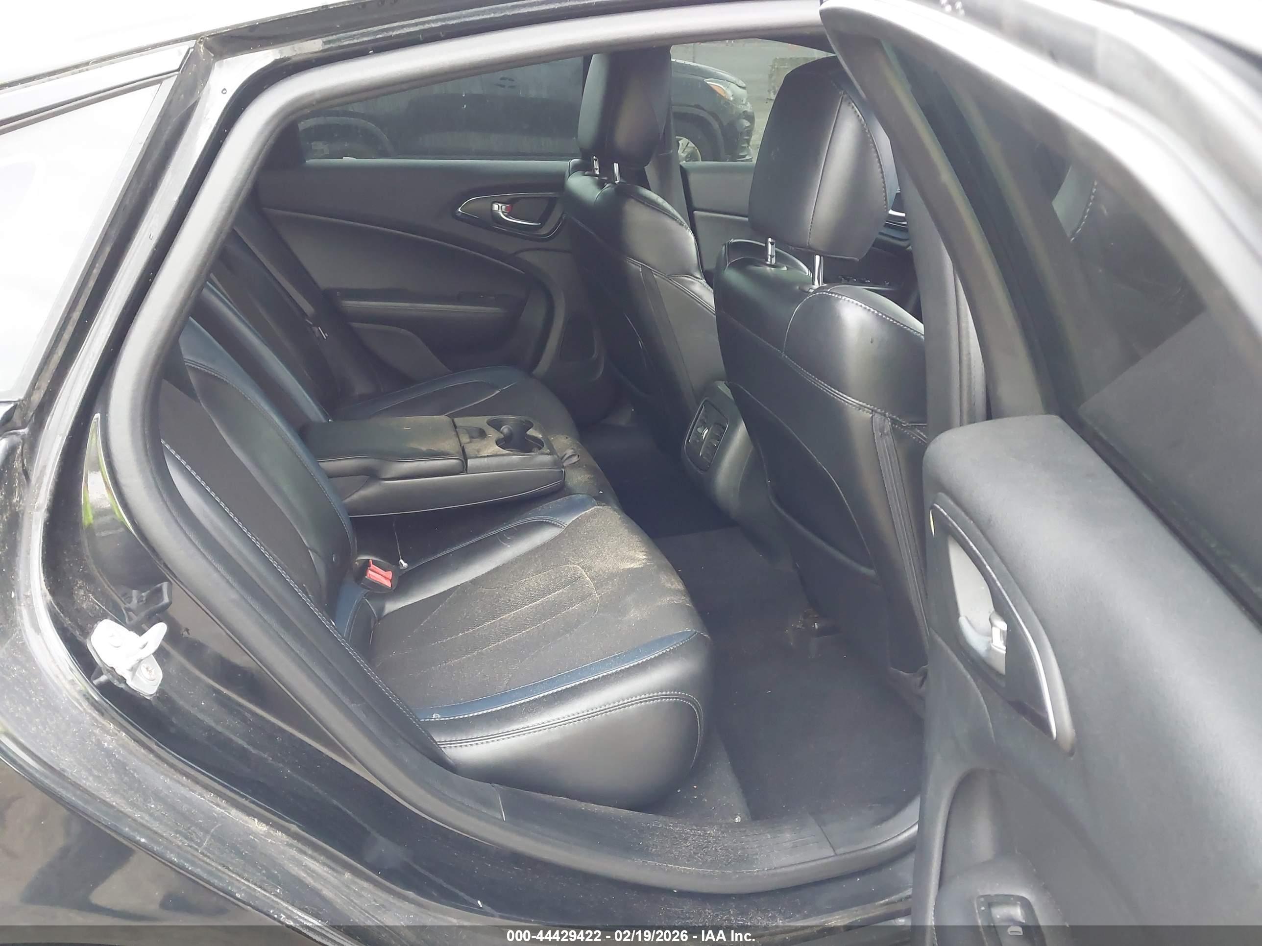 CHRYSLER 200 image 8