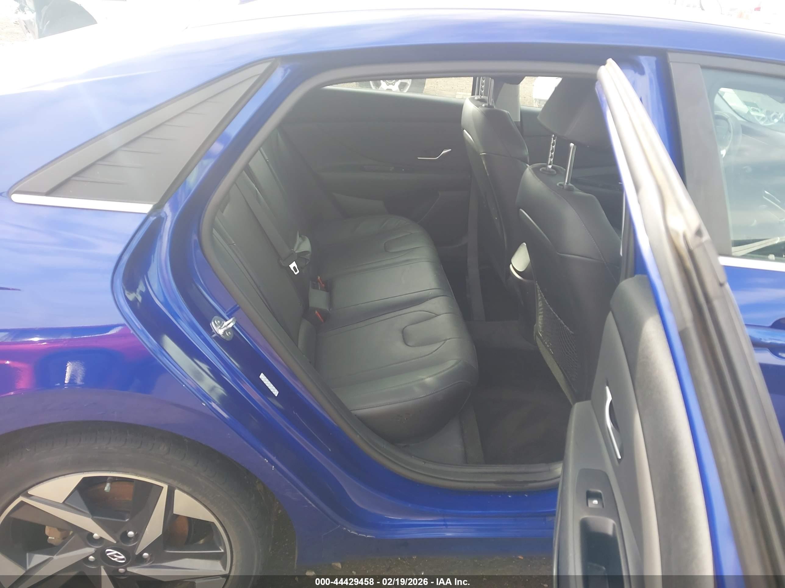 HYUNDAI ELANTRA image 8