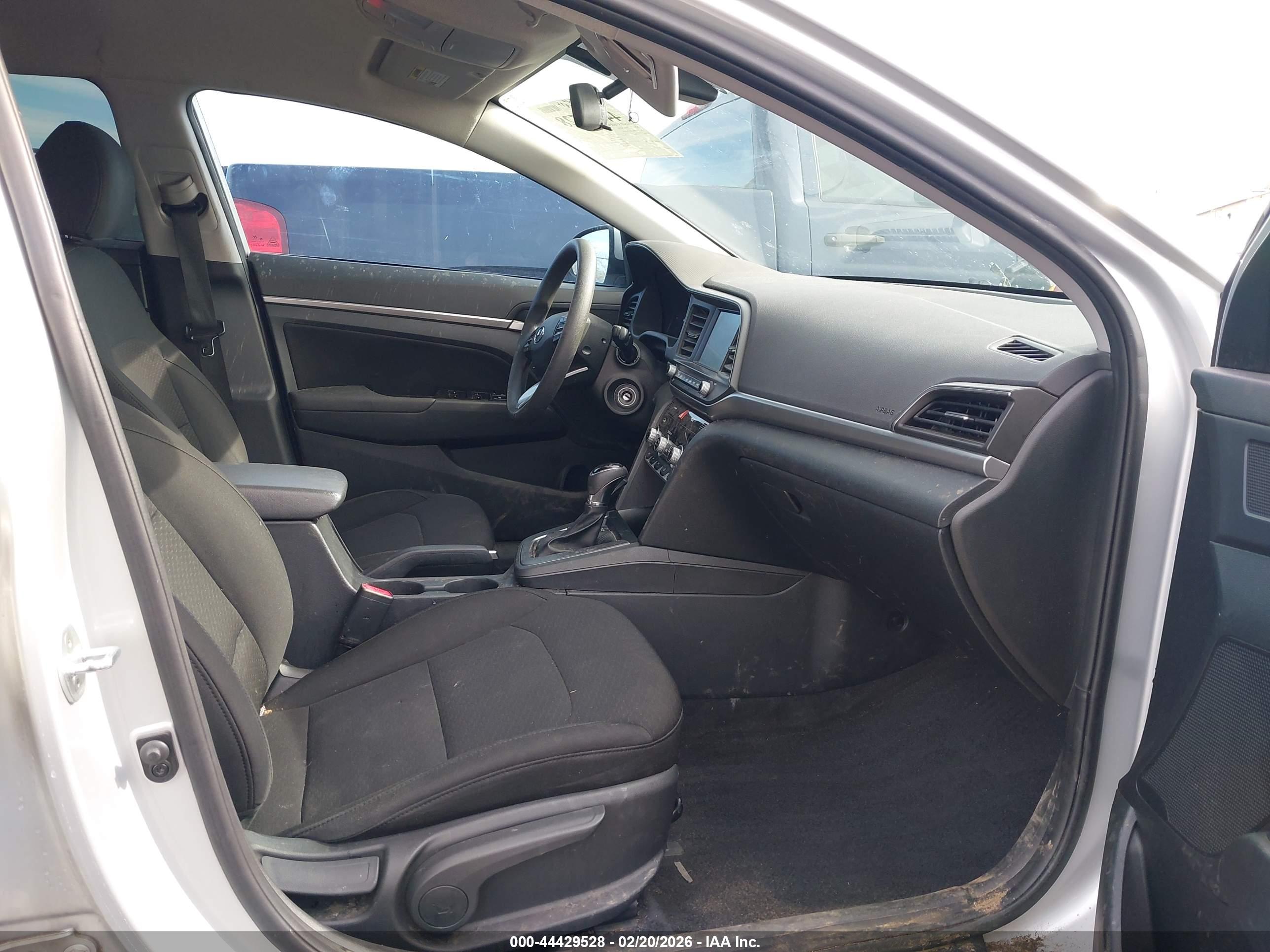 HYUNDAI ELANTRA image 5
