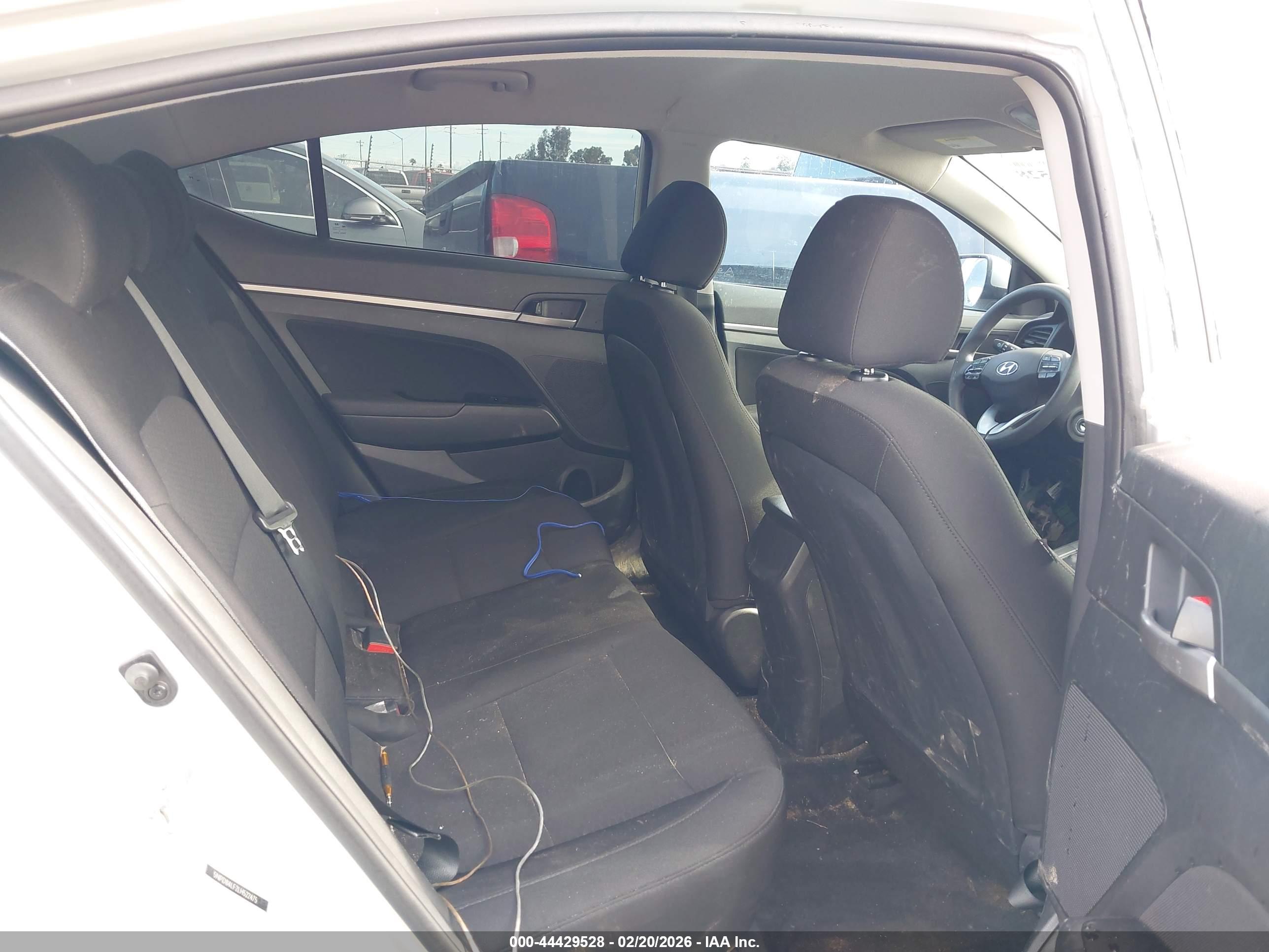 HYUNDAI ELANTRA image 8
