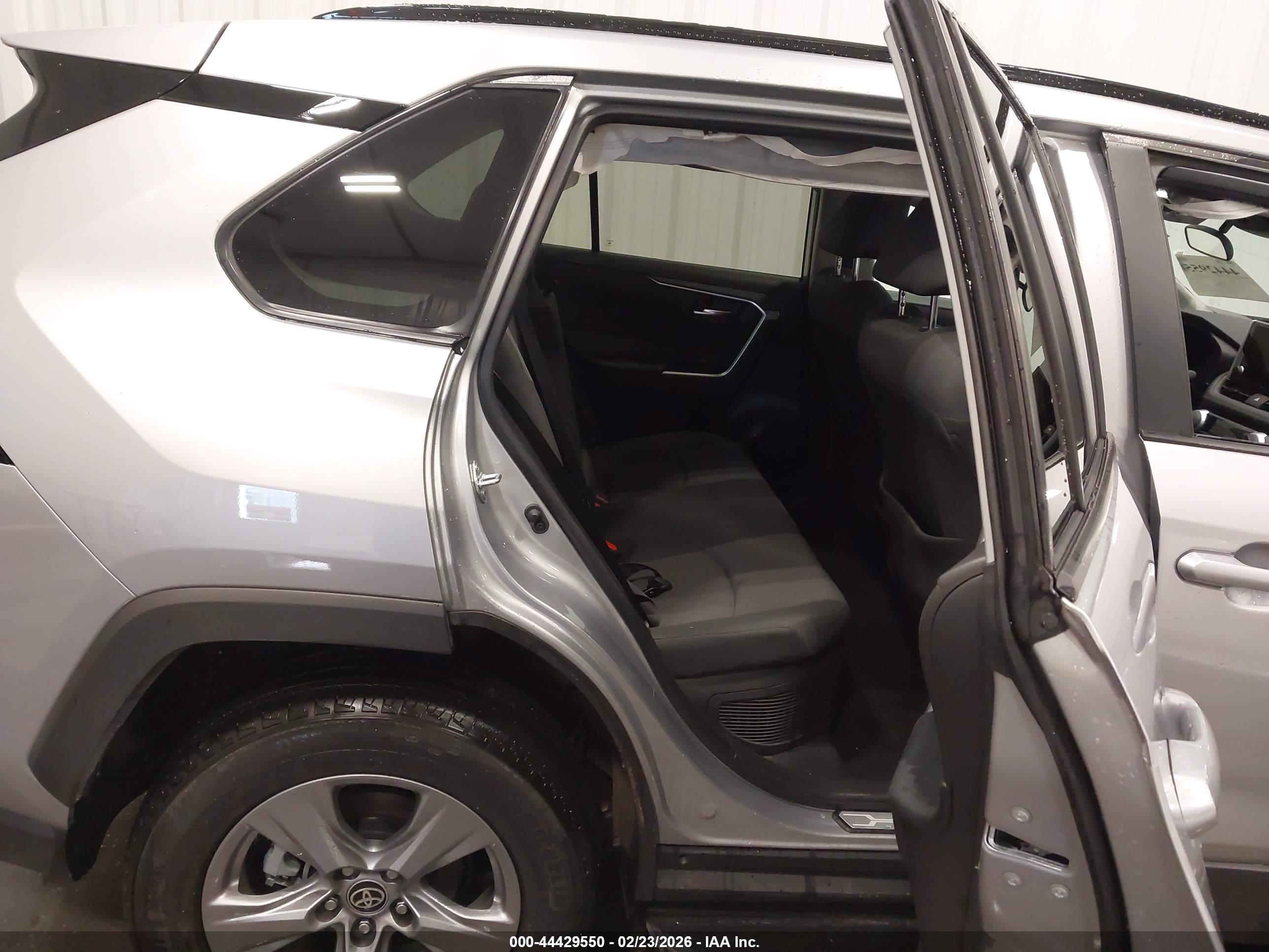 TOYOTA RAV4 image 8