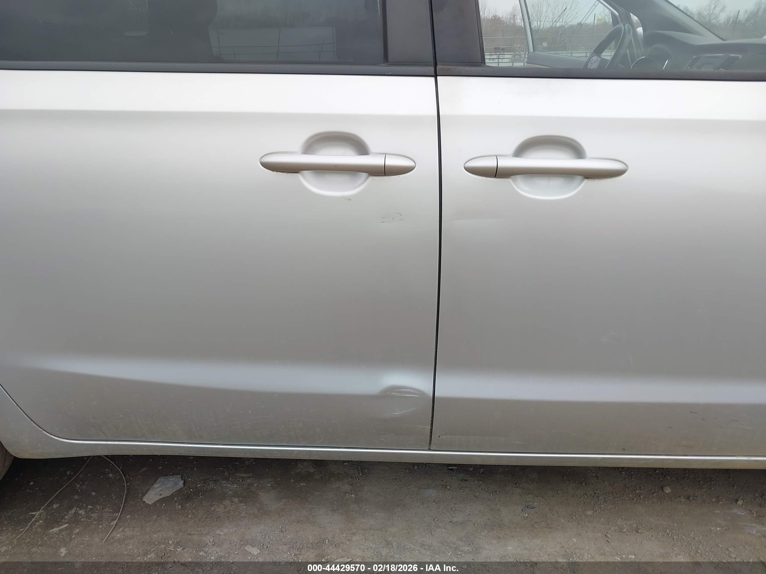 KIA SEDONA image 6