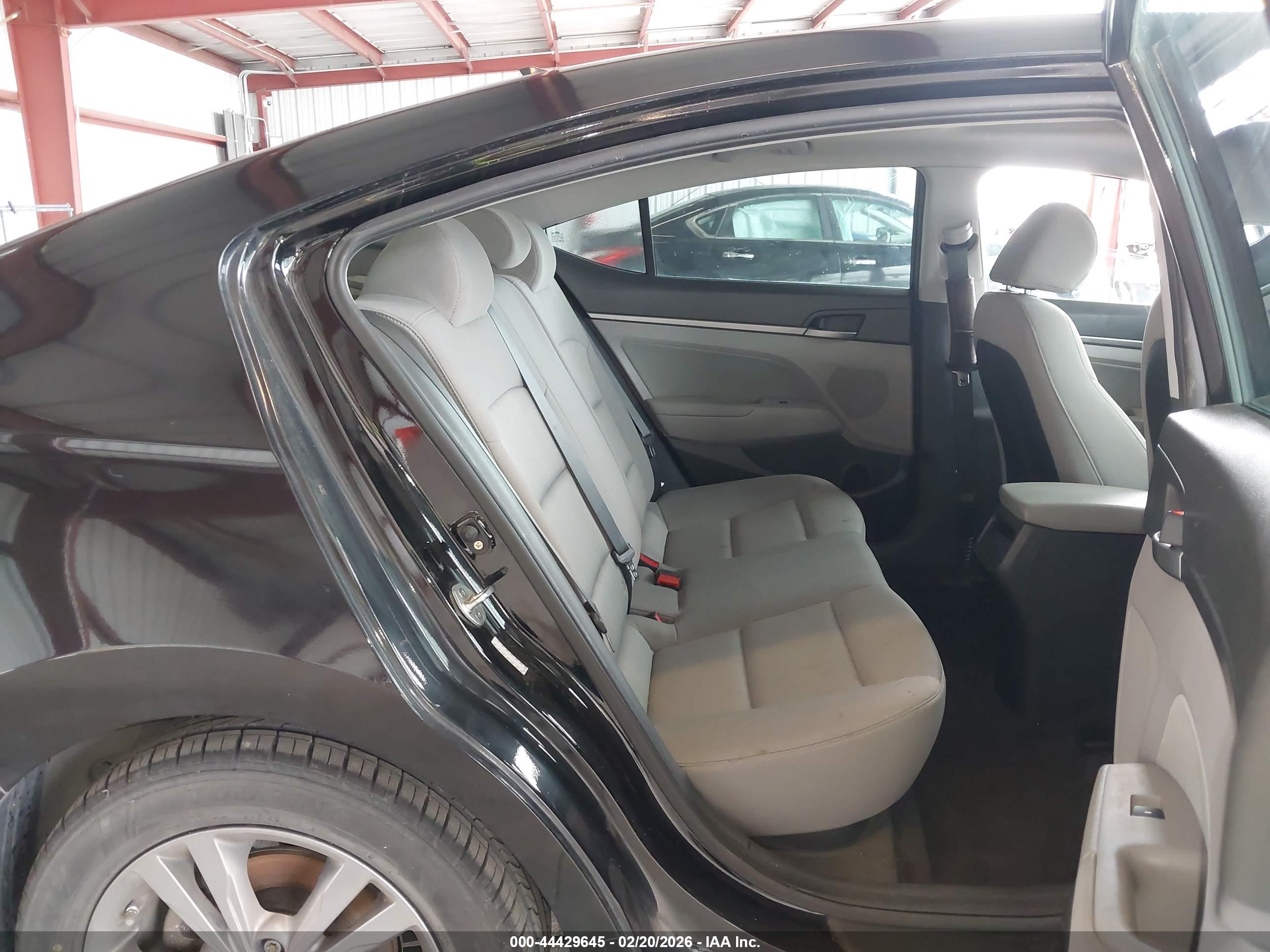 HYUNDAI ELANTRA image 8