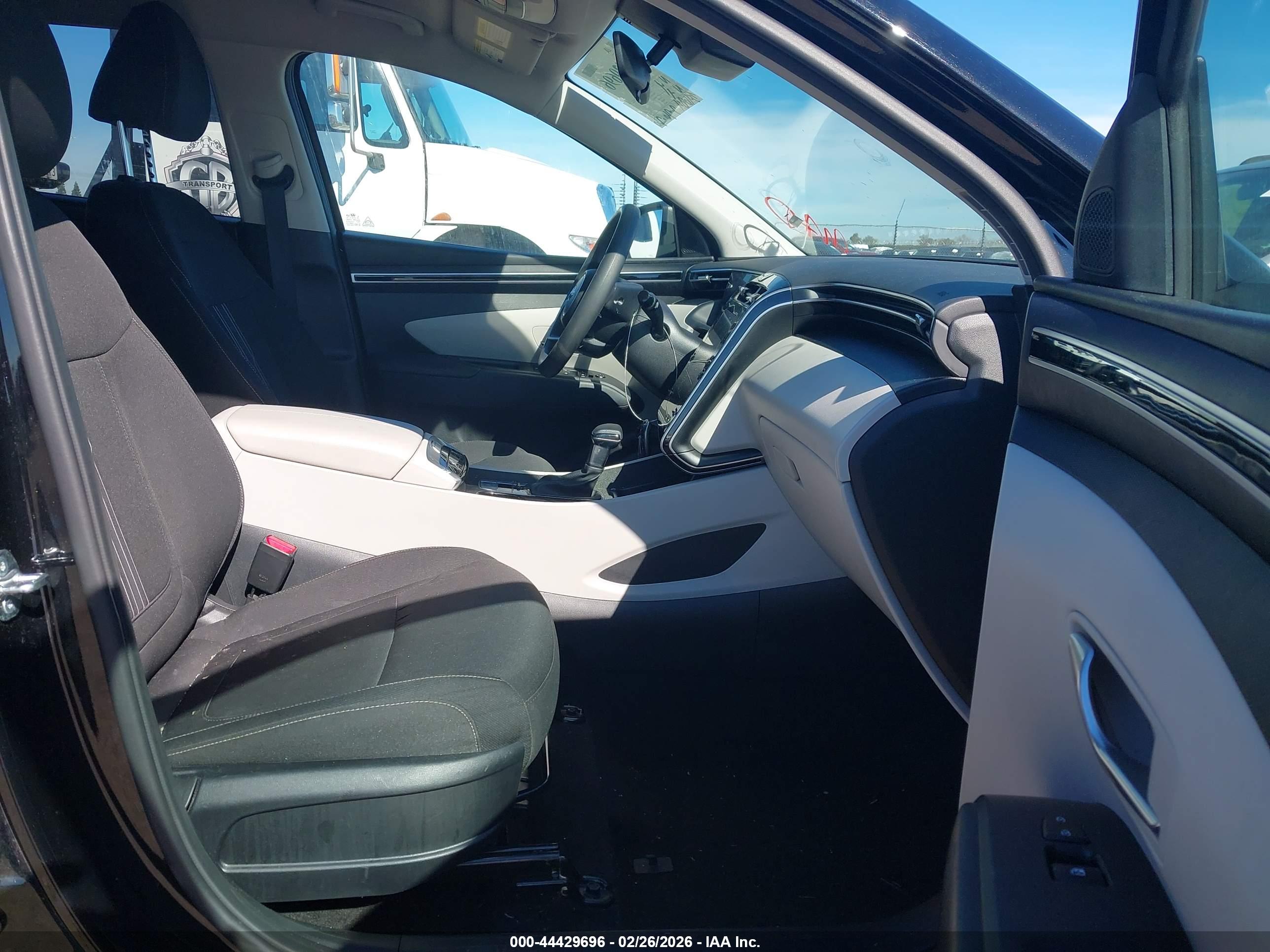 HYUNDAI TUCSON image 5