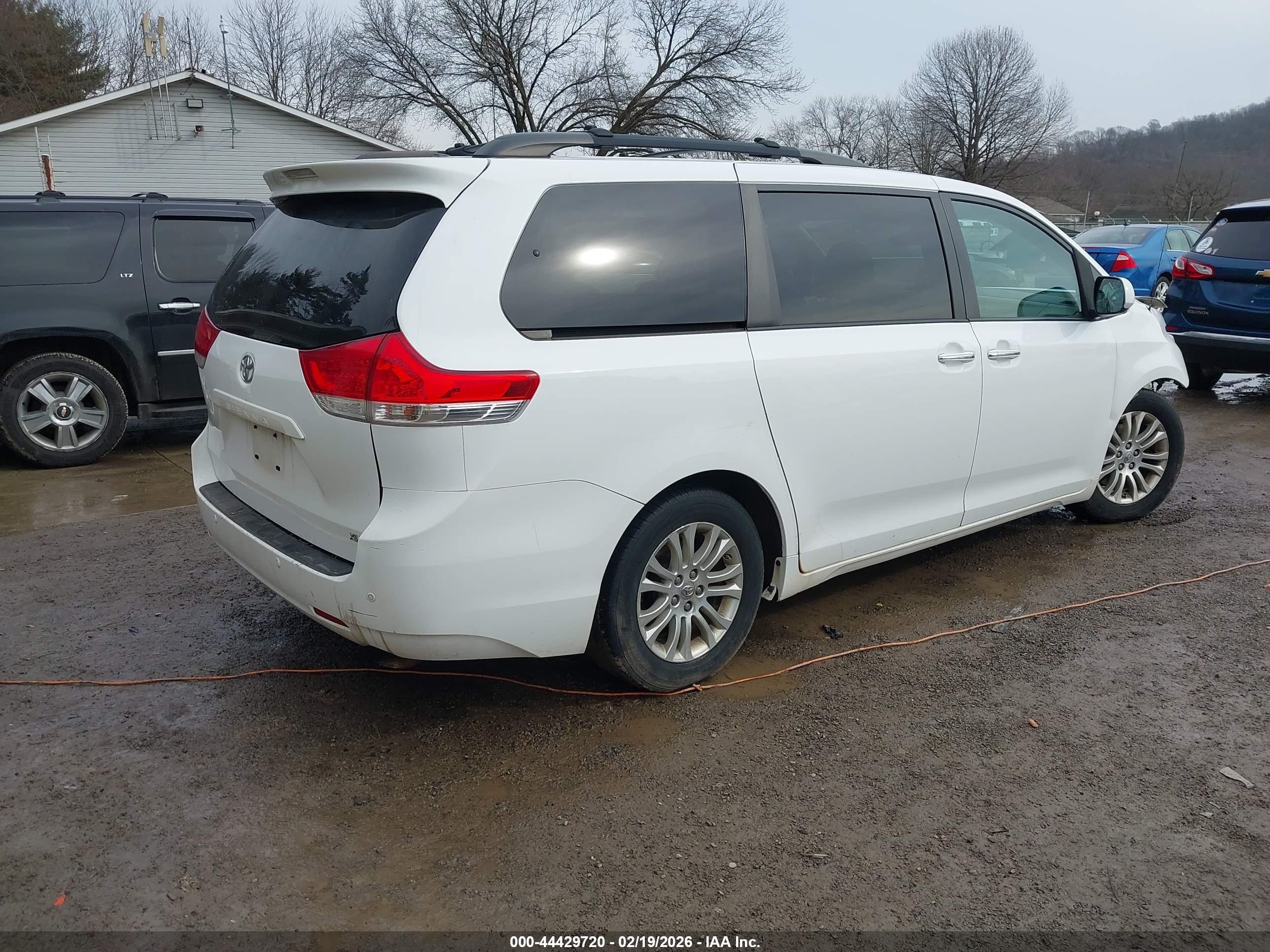 TOYOTA SIENNA image 4