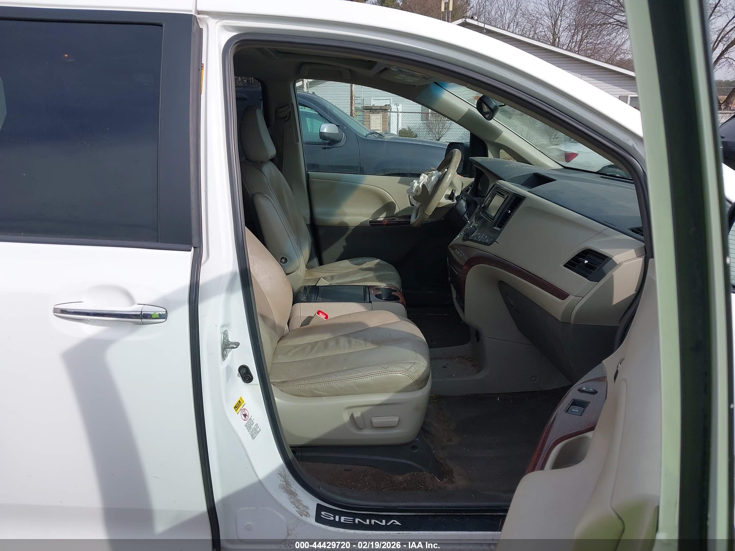 TOYOTA SIENNA image 5