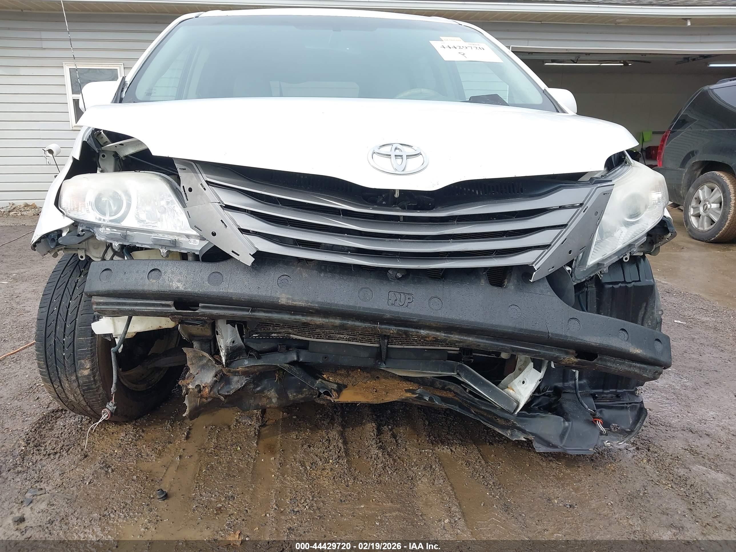 TOYOTA SIENNA image 6