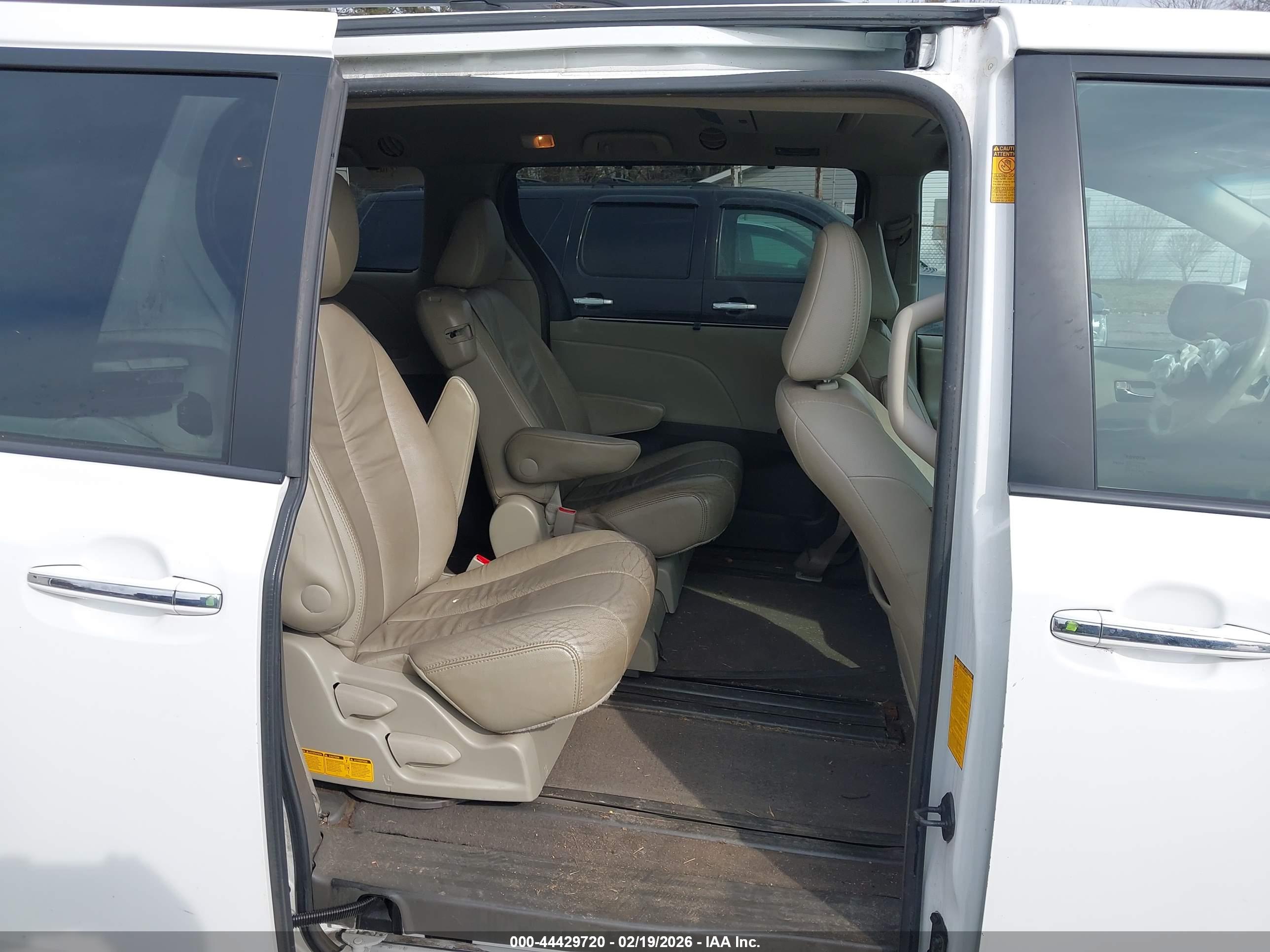 TOYOTA SIENNA image 8