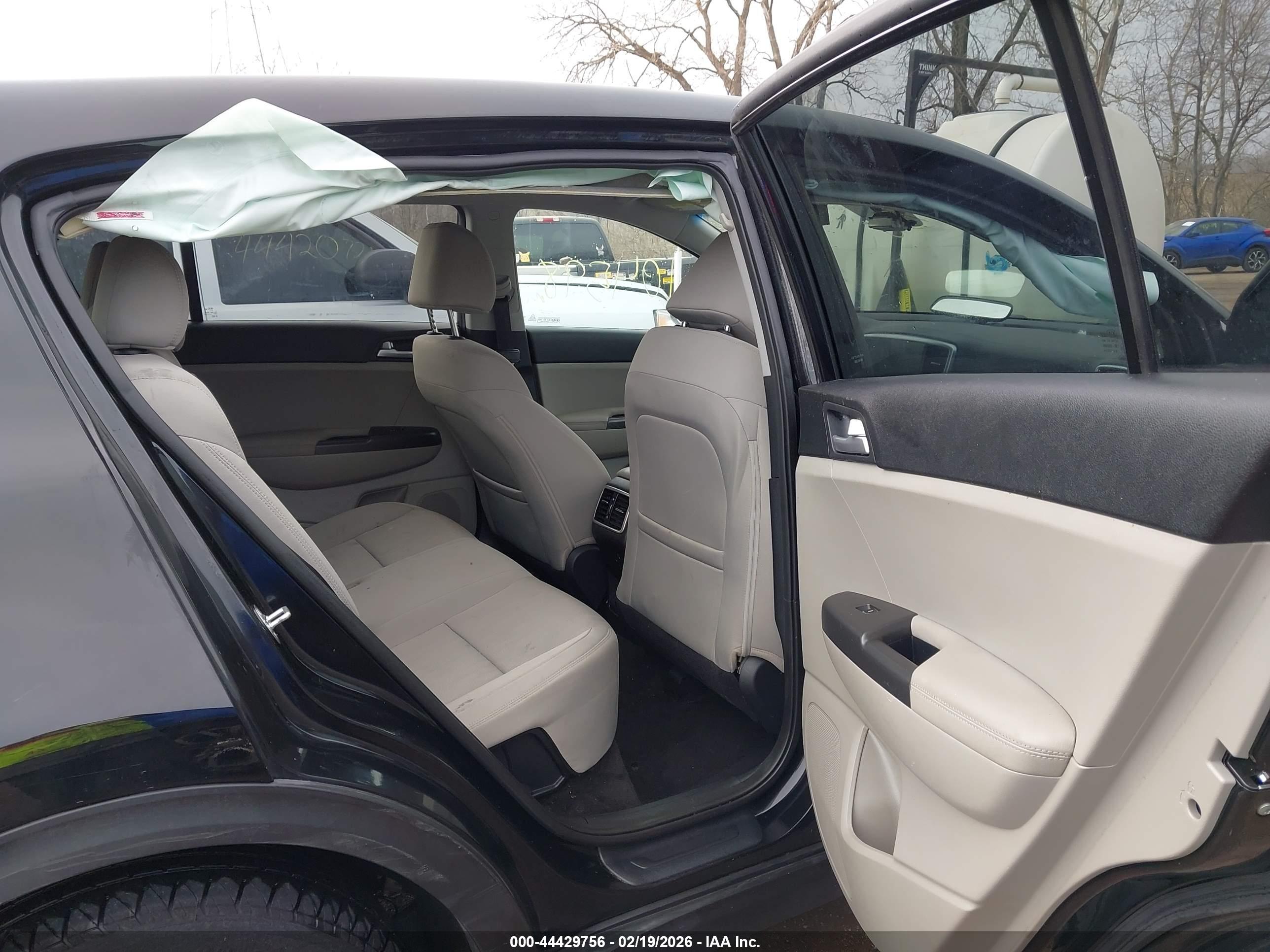 KIA SPORTAGE image 8