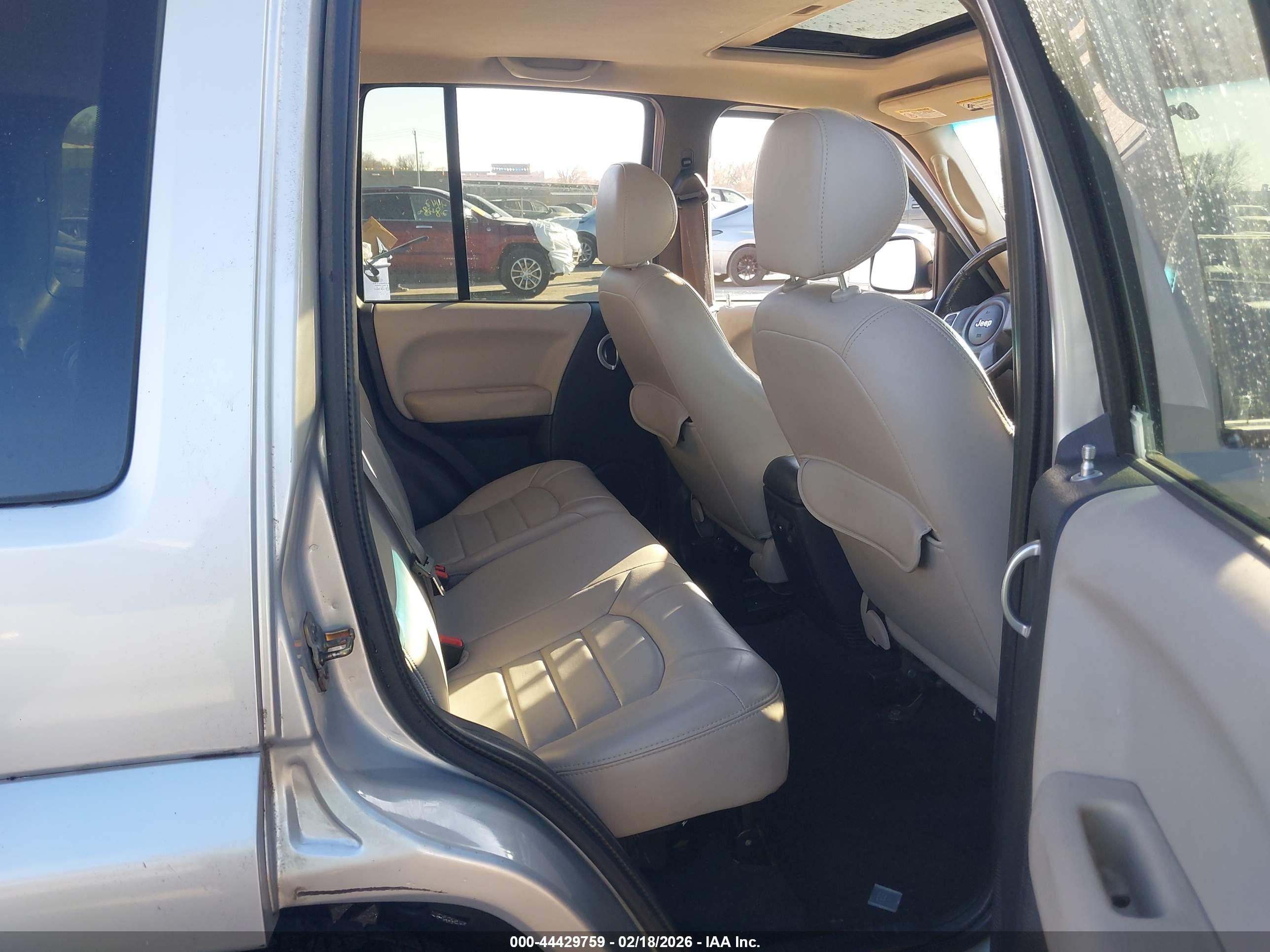 JEEP LIBERTY image 8