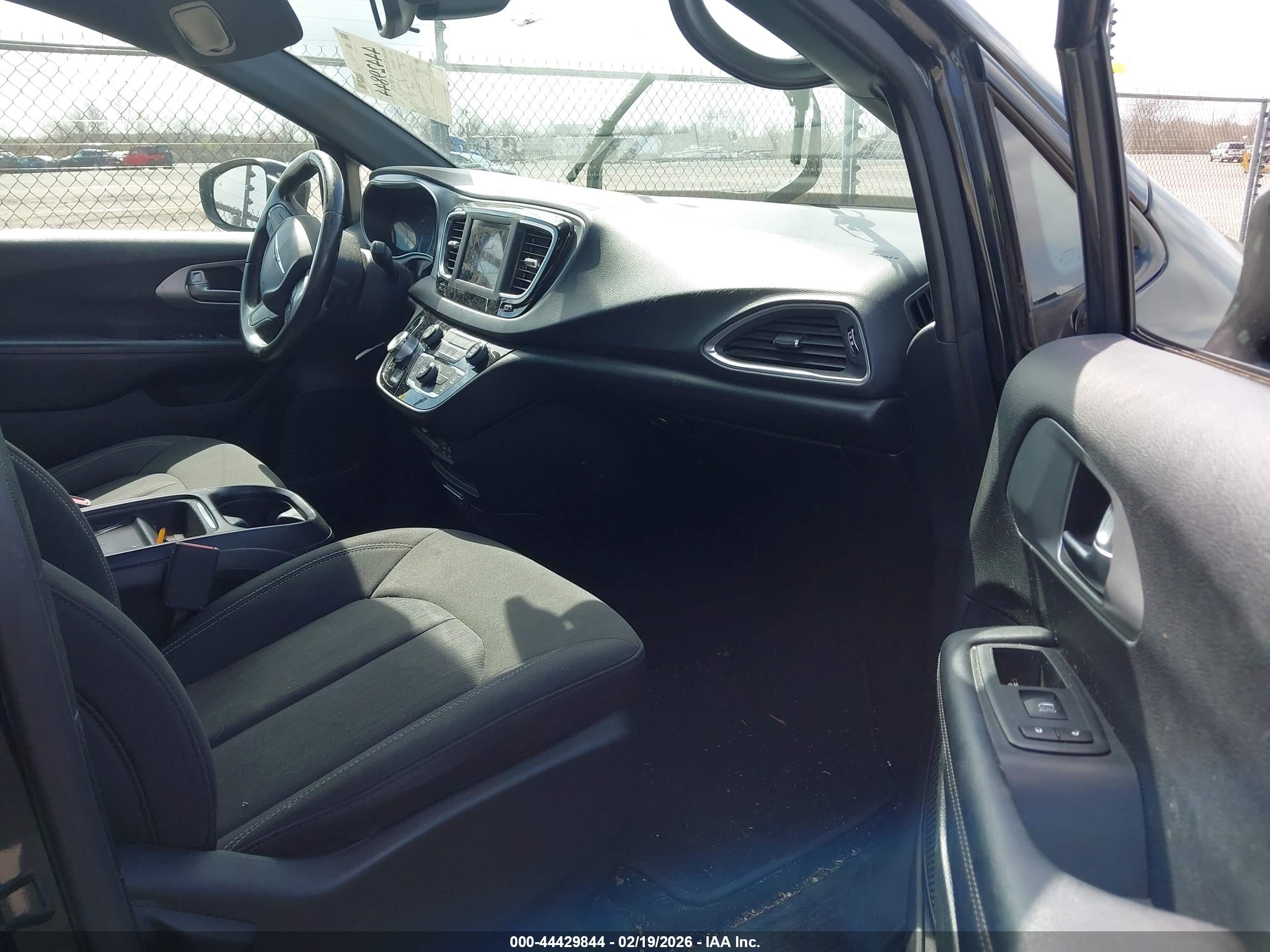 CHRYSLER PACIFICA image 5