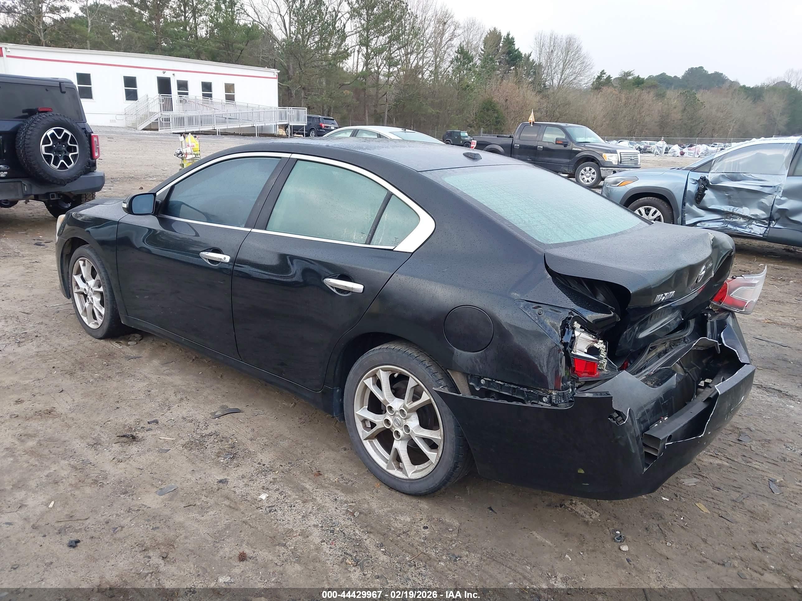 NISSAN MAXIMA image 3