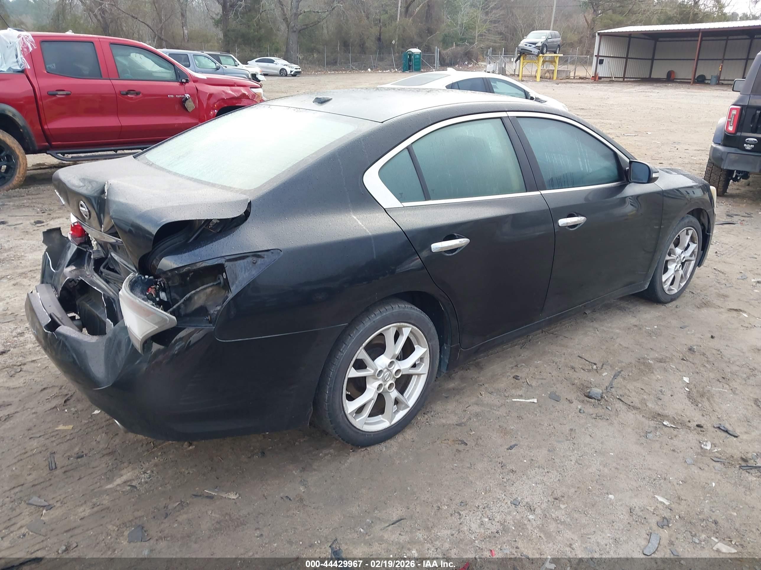 NISSAN MAXIMA image 4