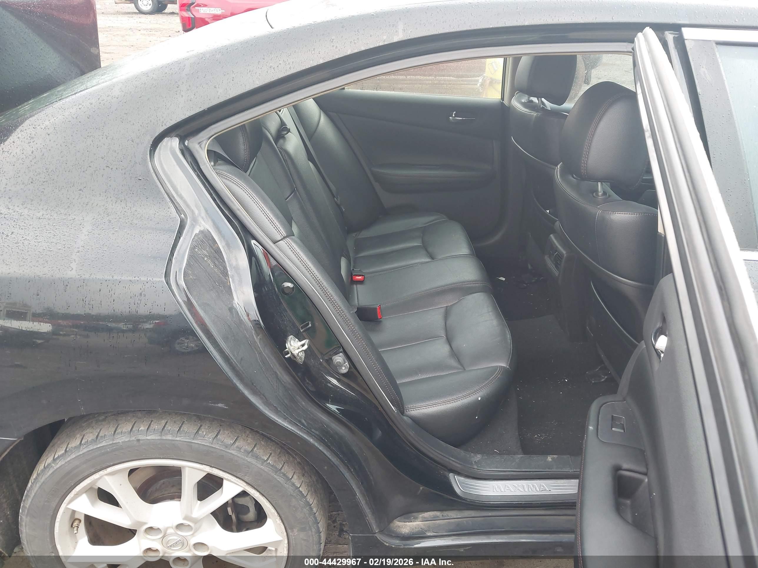 NISSAN MAXIMA image 8