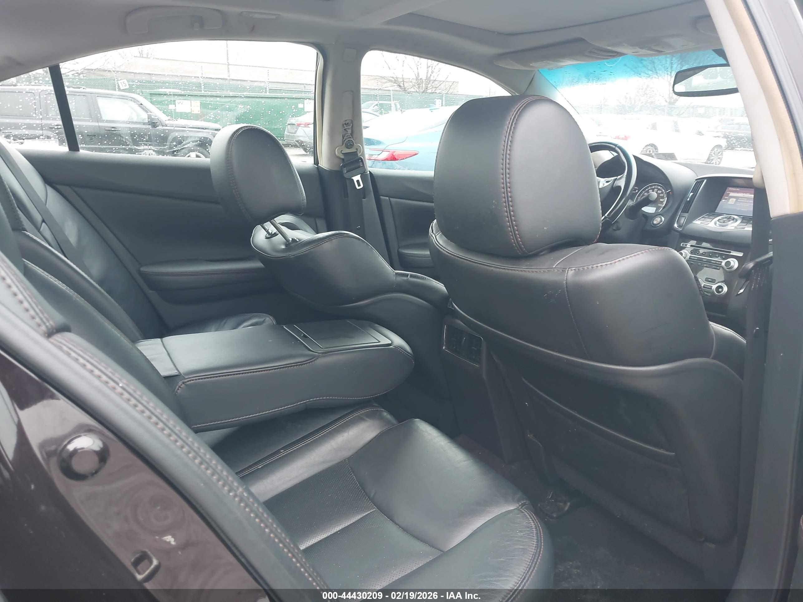 NISSAN MAXIMA image 8