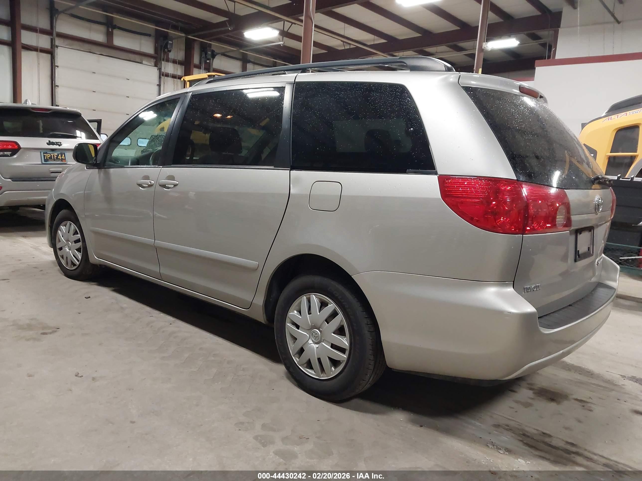 TOYOTA SIENNA image 3