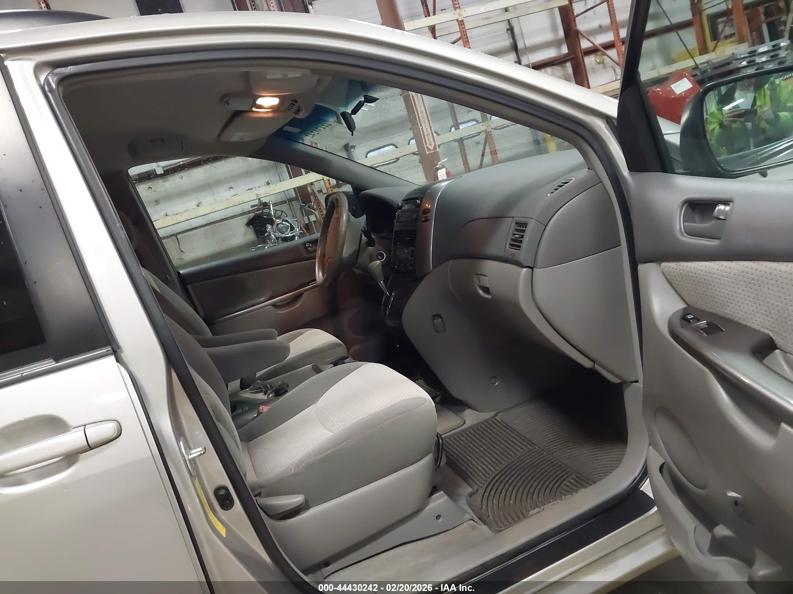 TOYOTA SIENNA image 5