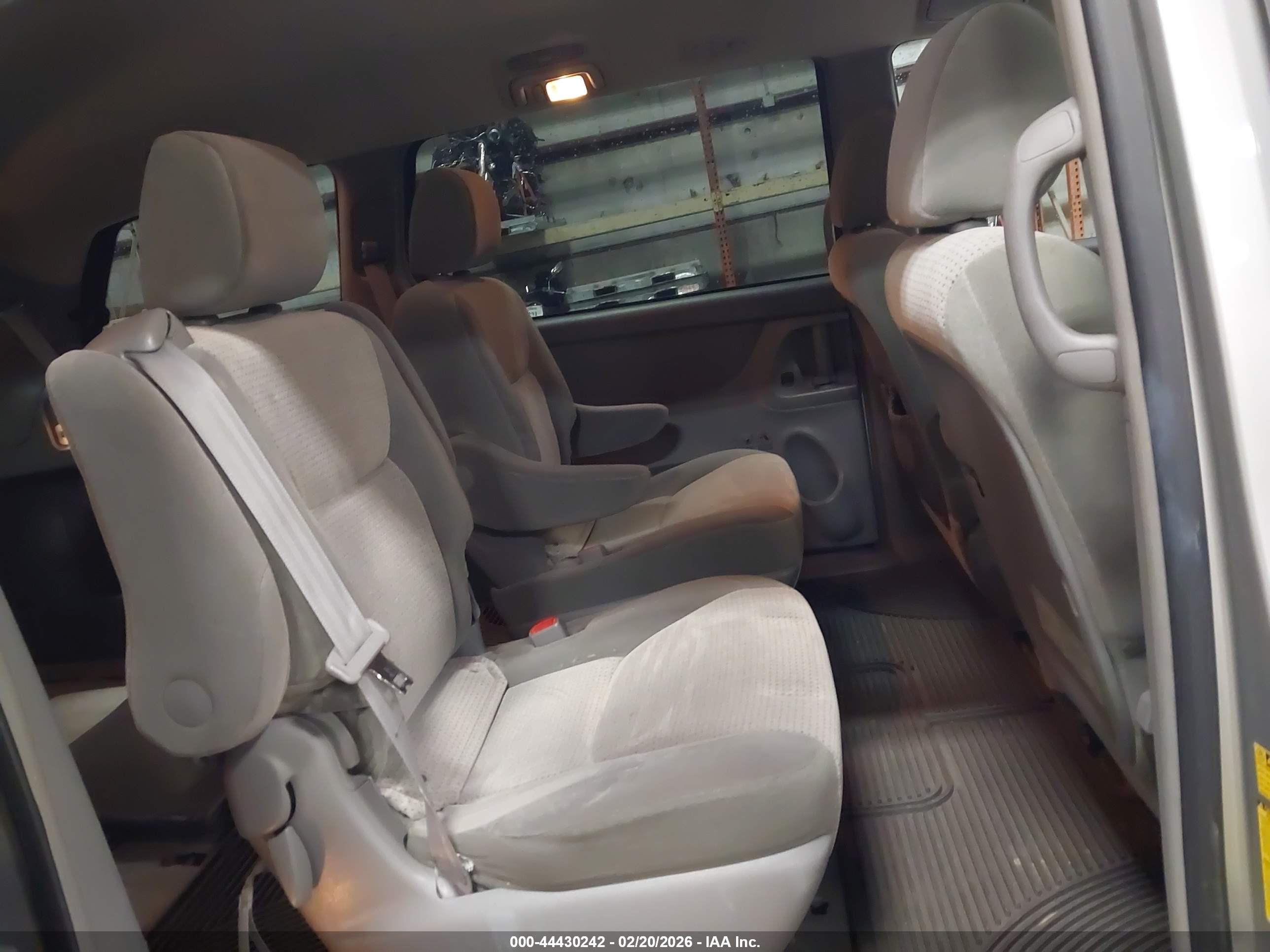 TOYOTA SIENNA image 8