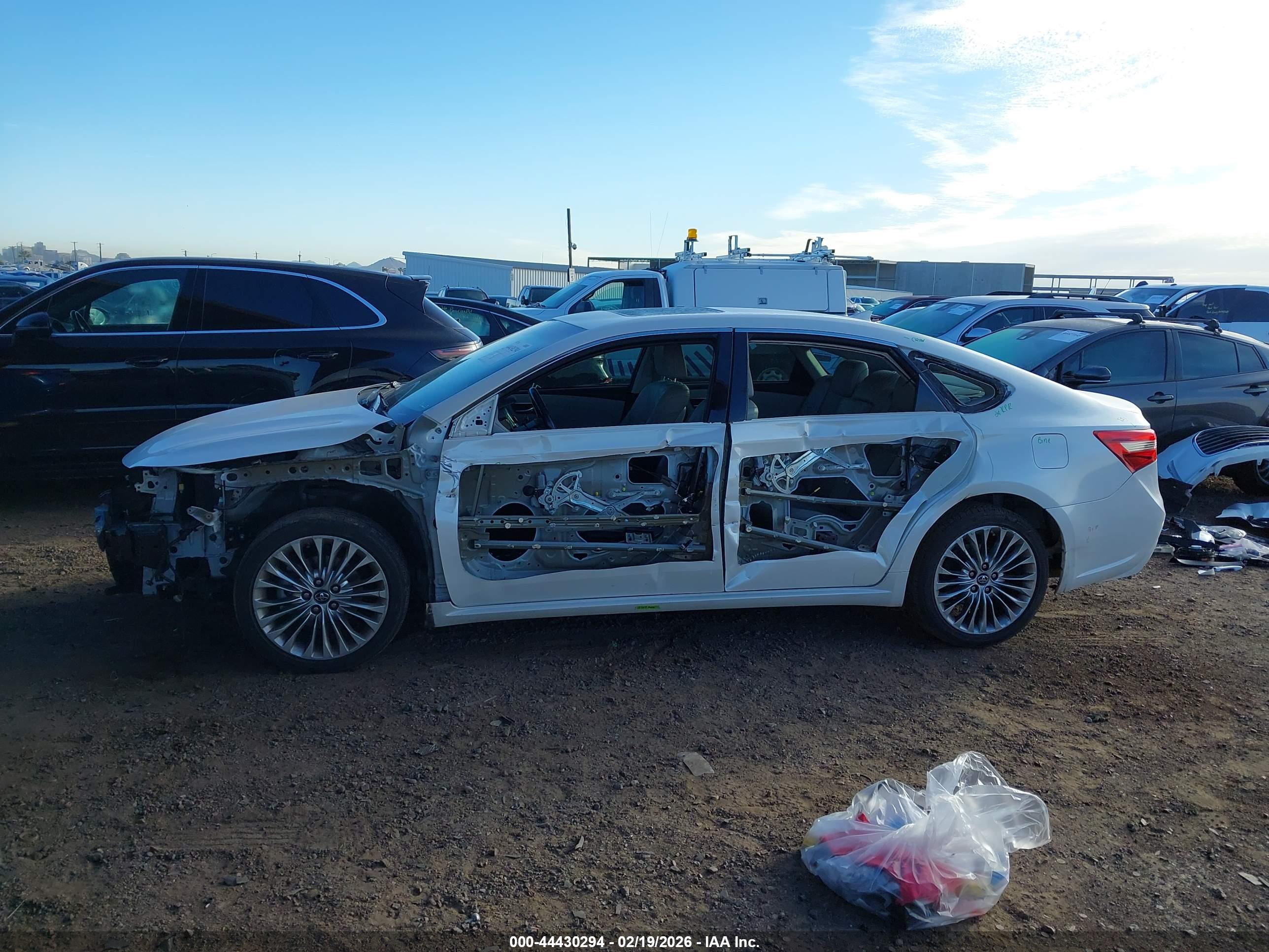 TOYOTA AVALON image 6
