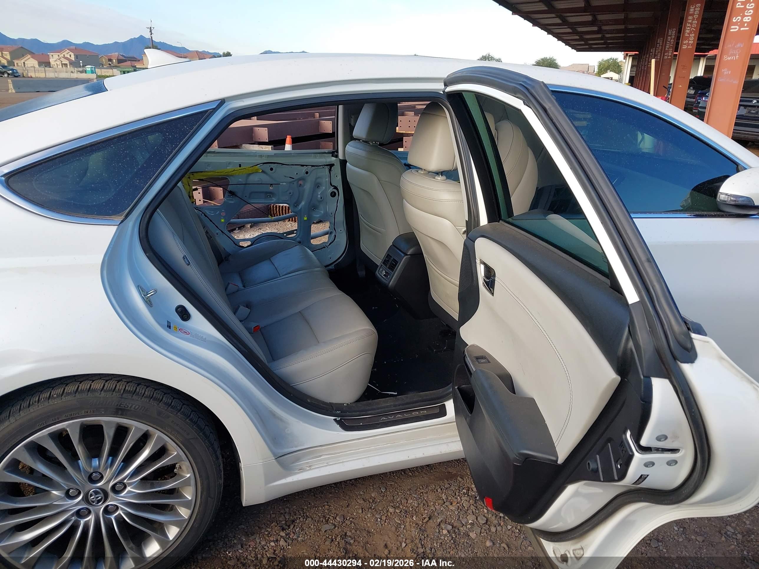 TOYOTA AVALON image 8