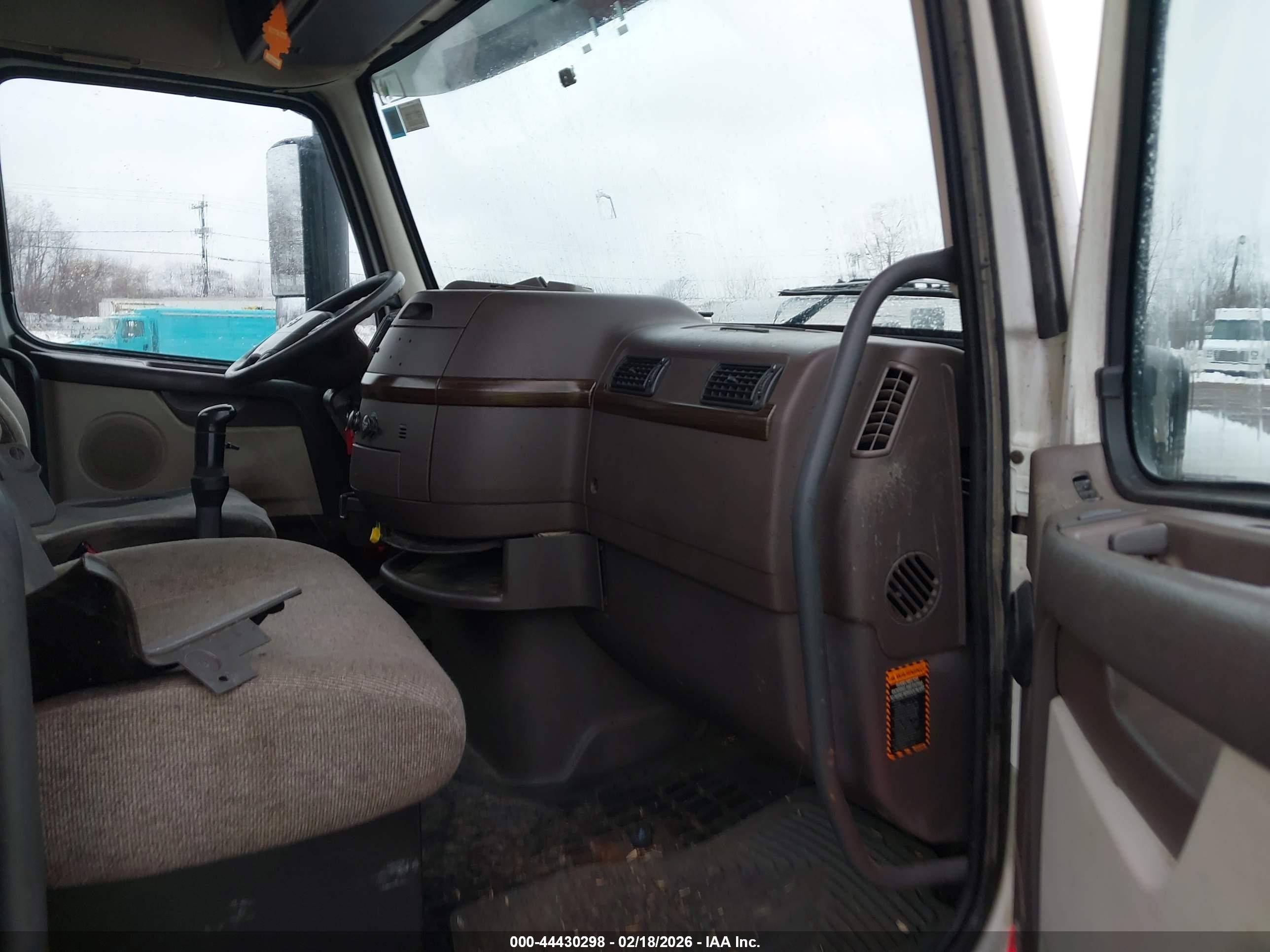 VOLVO VN image 7