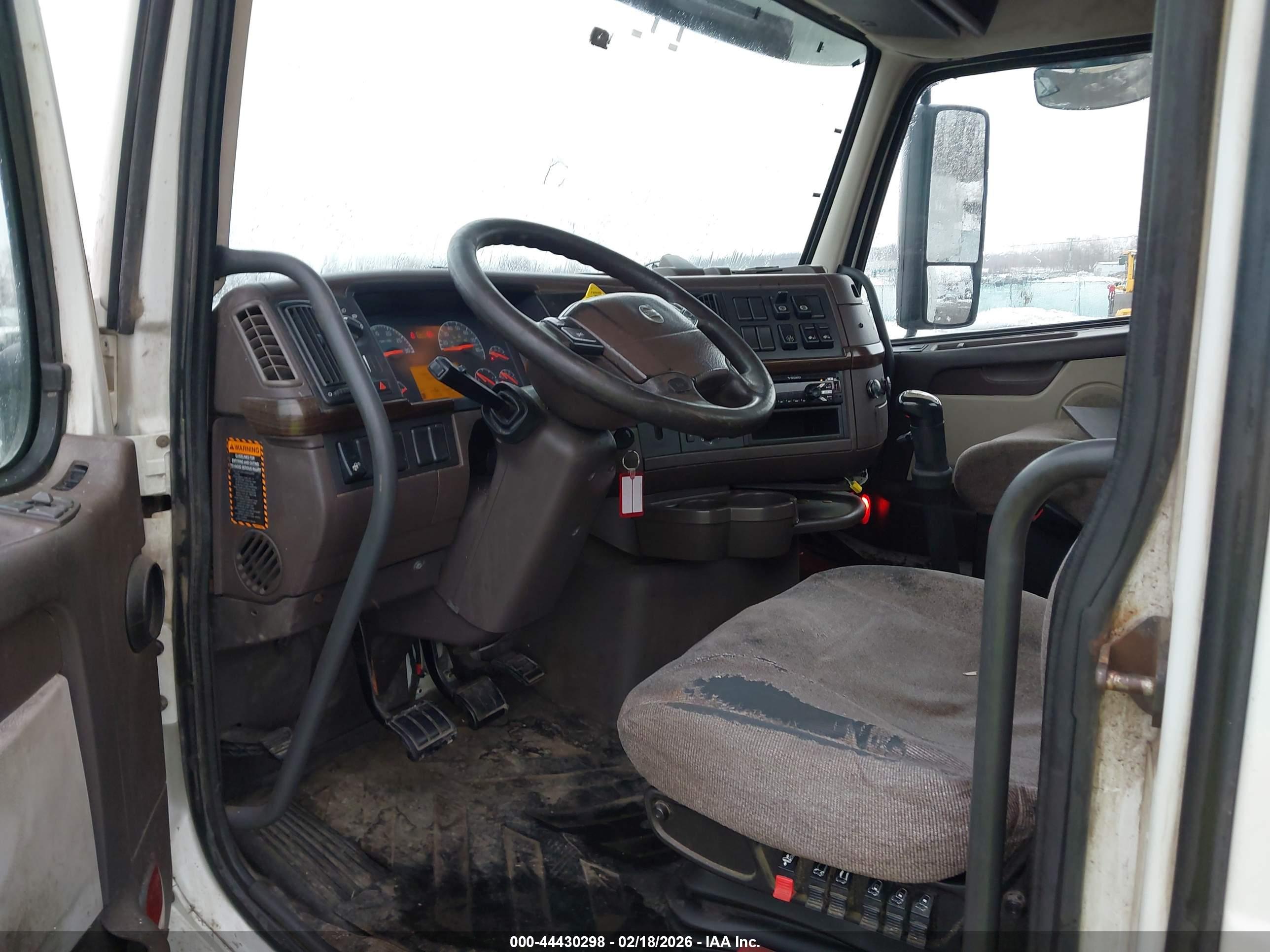 VOLVO VN image 8