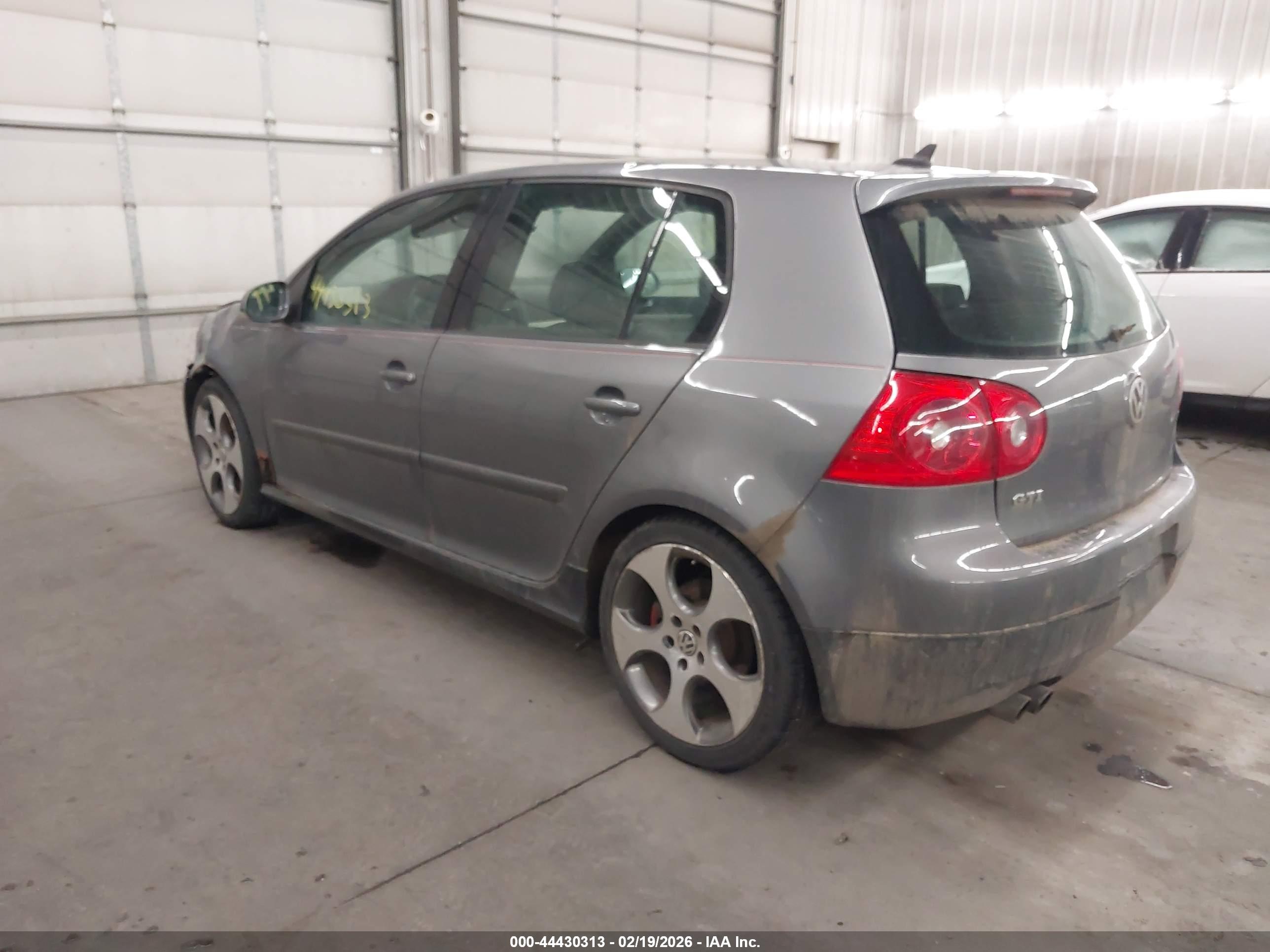 VOLKSWAGEN GTI image 3