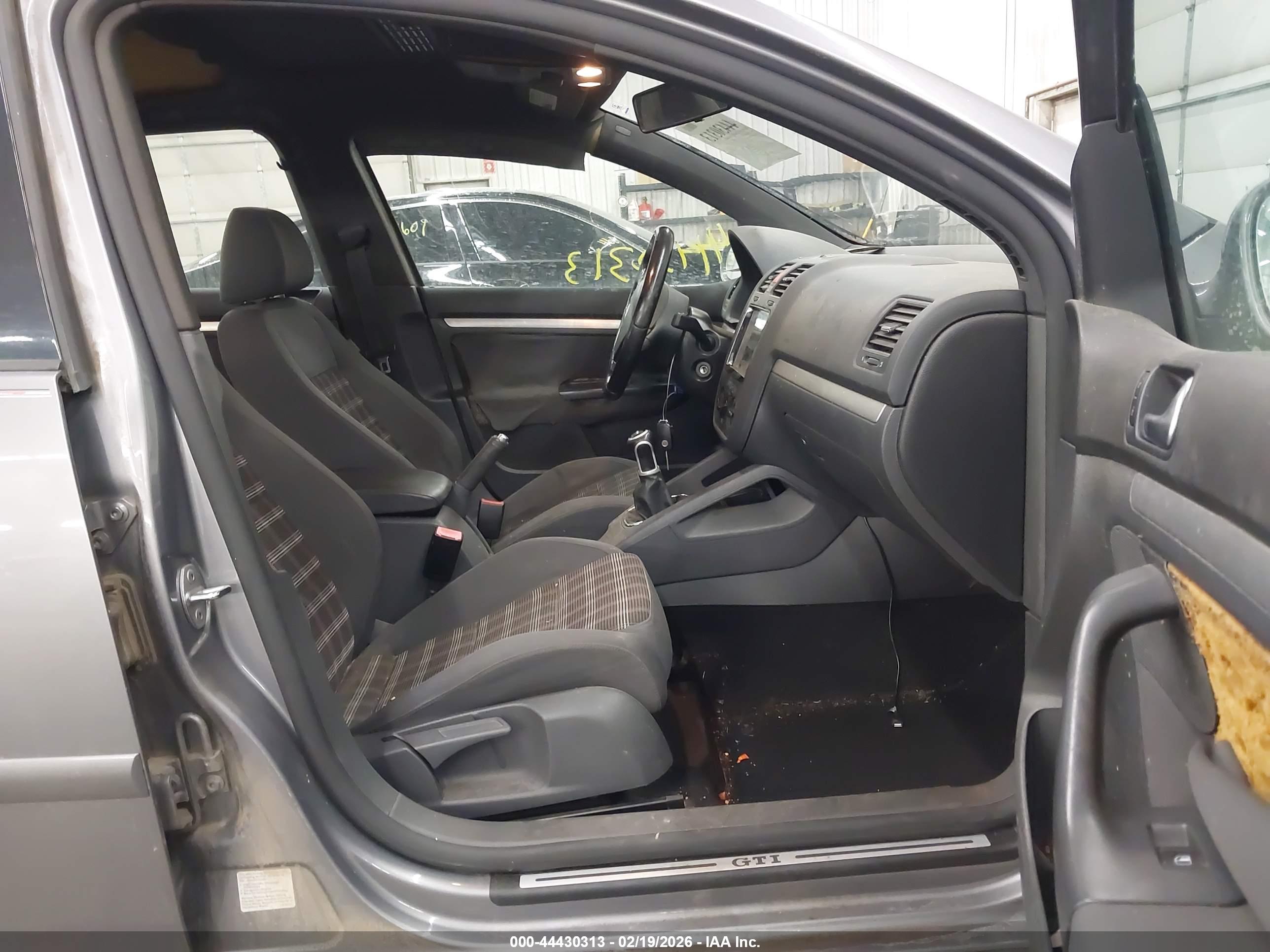 VOLKSWAGEN GTI image 5