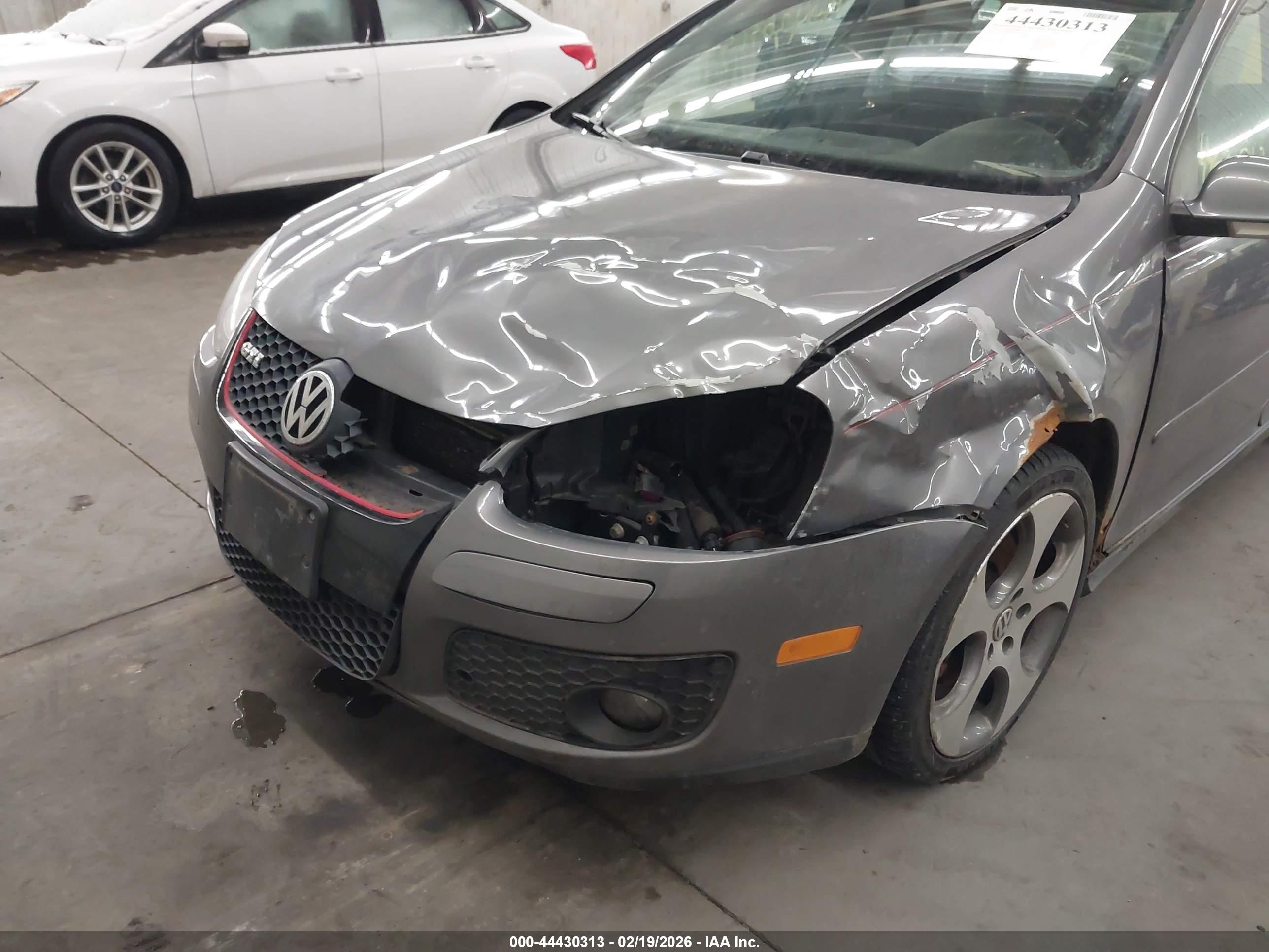 VOLKSWAGEN GTI image 6