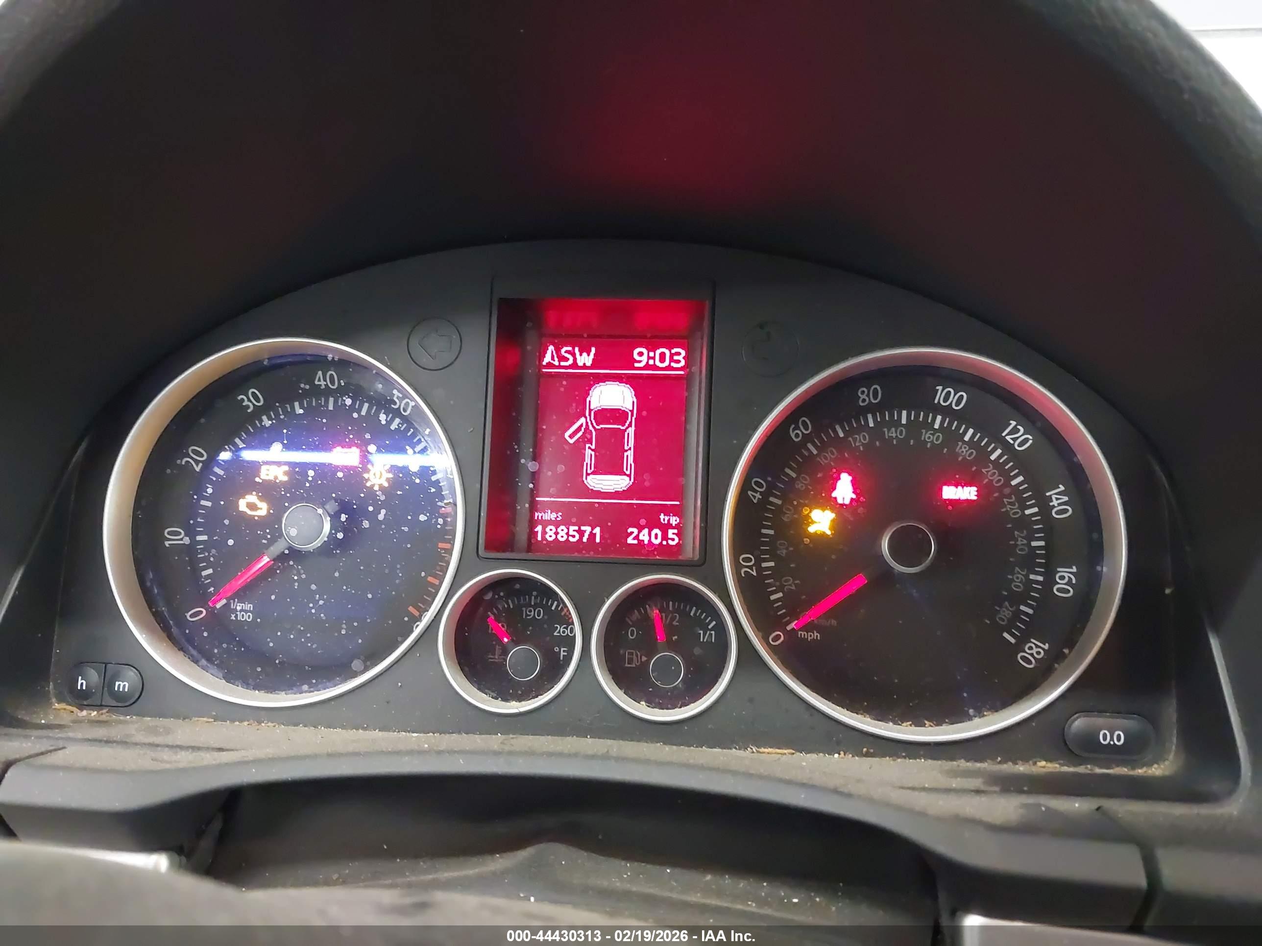 VOLKSWAGEN GTI image 7