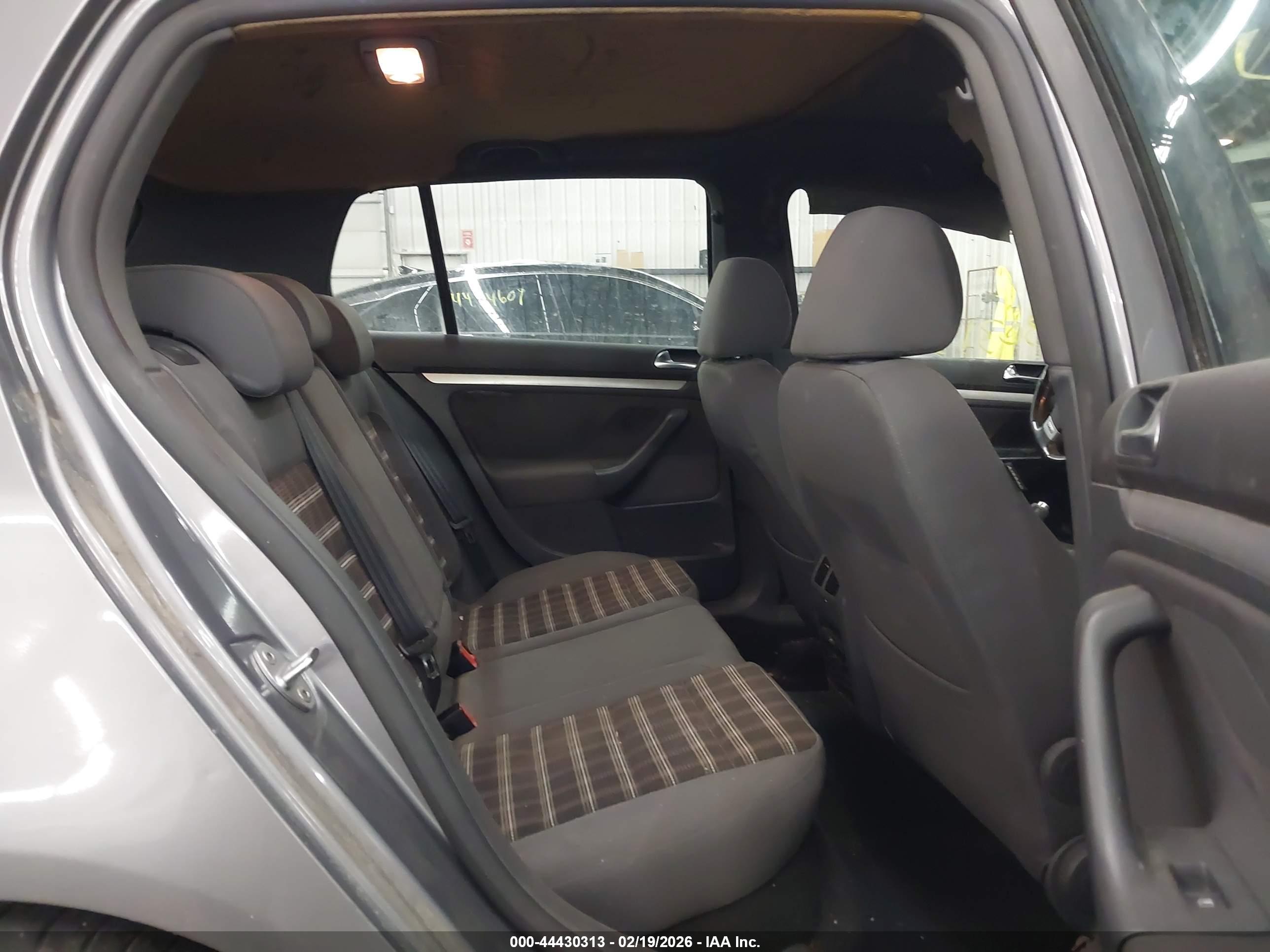 VOLKSWAGEN GTI image 8