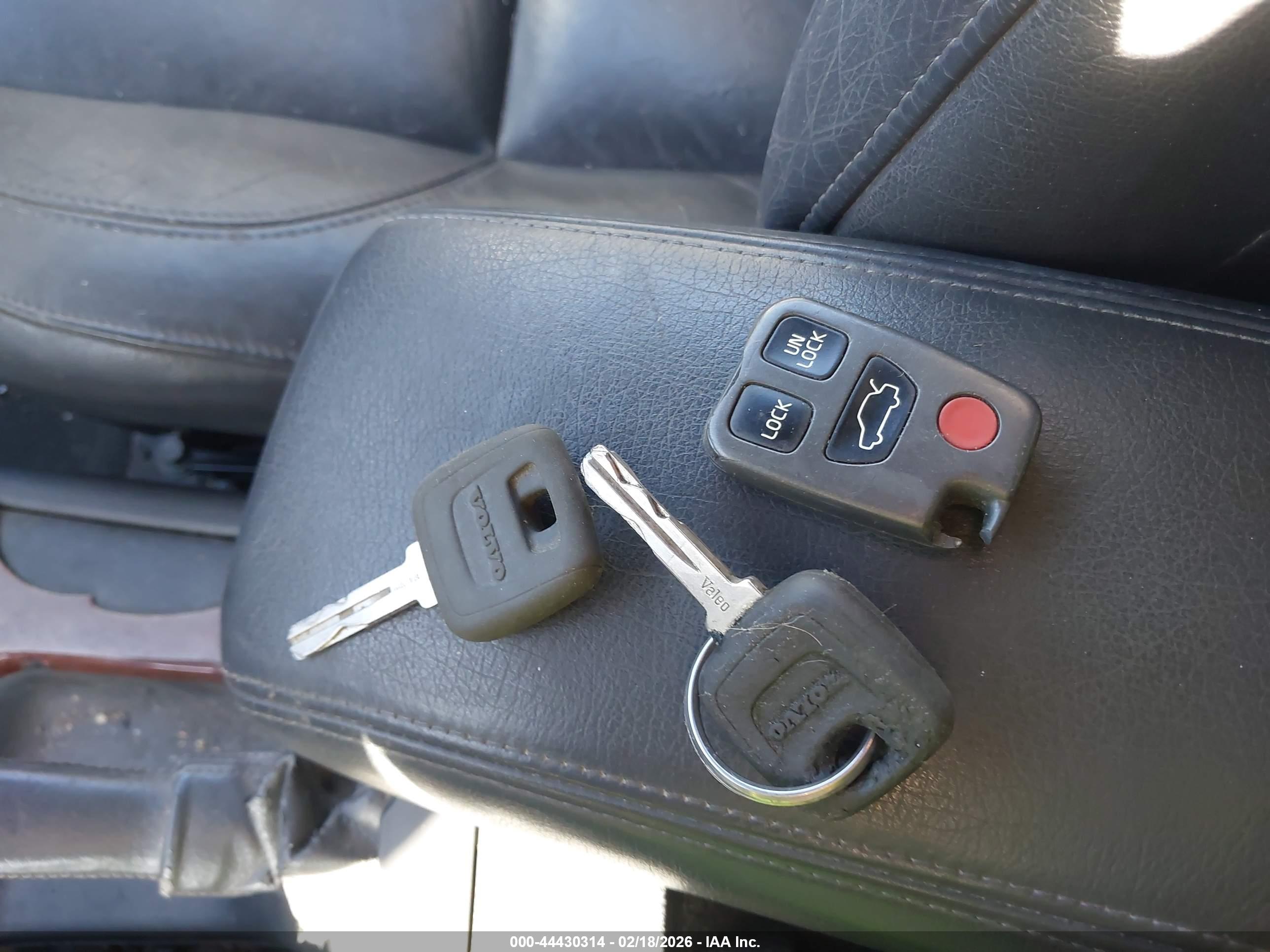 VOLVO C70 image 11