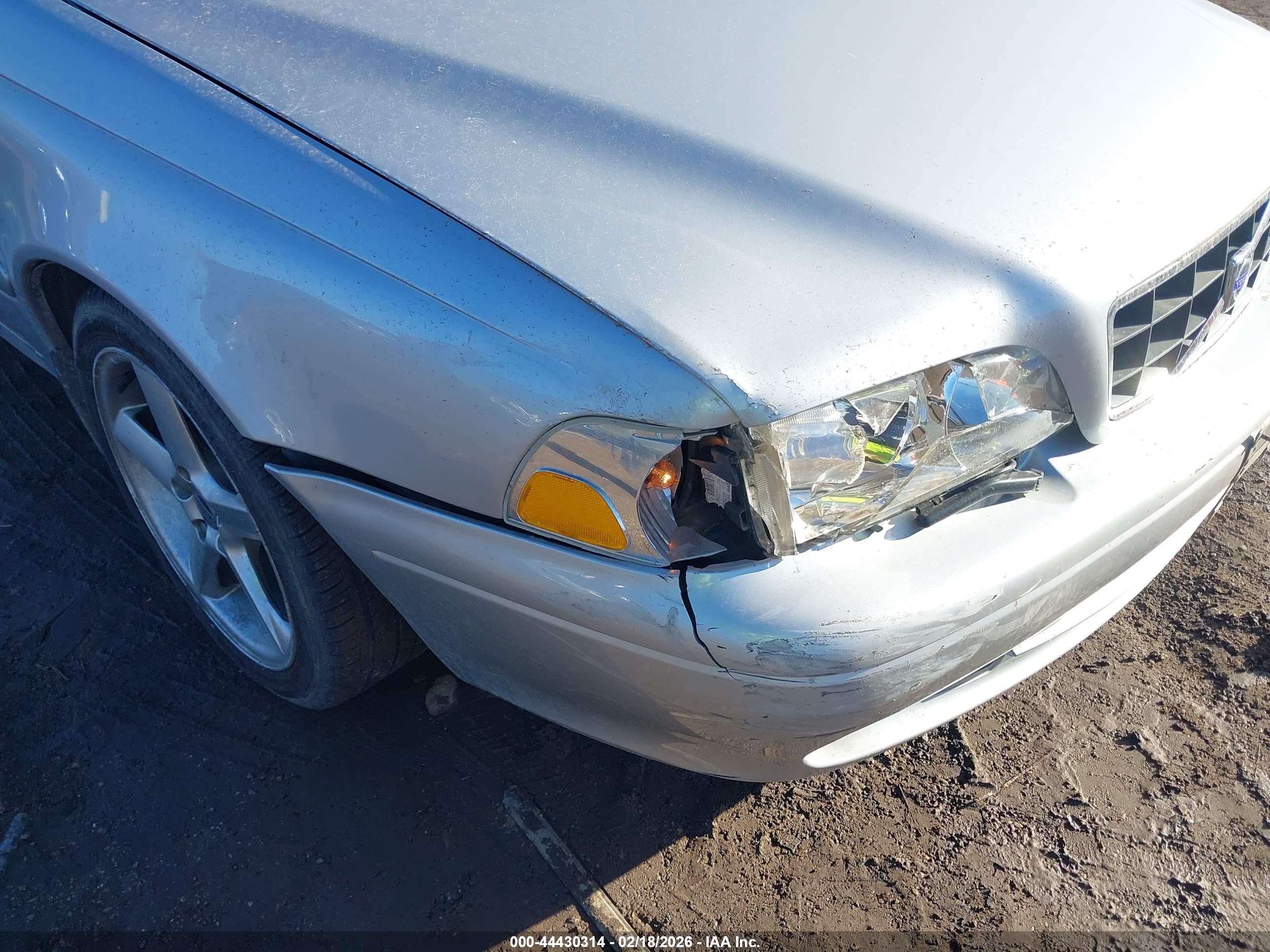 VOLVO C70 image 6
