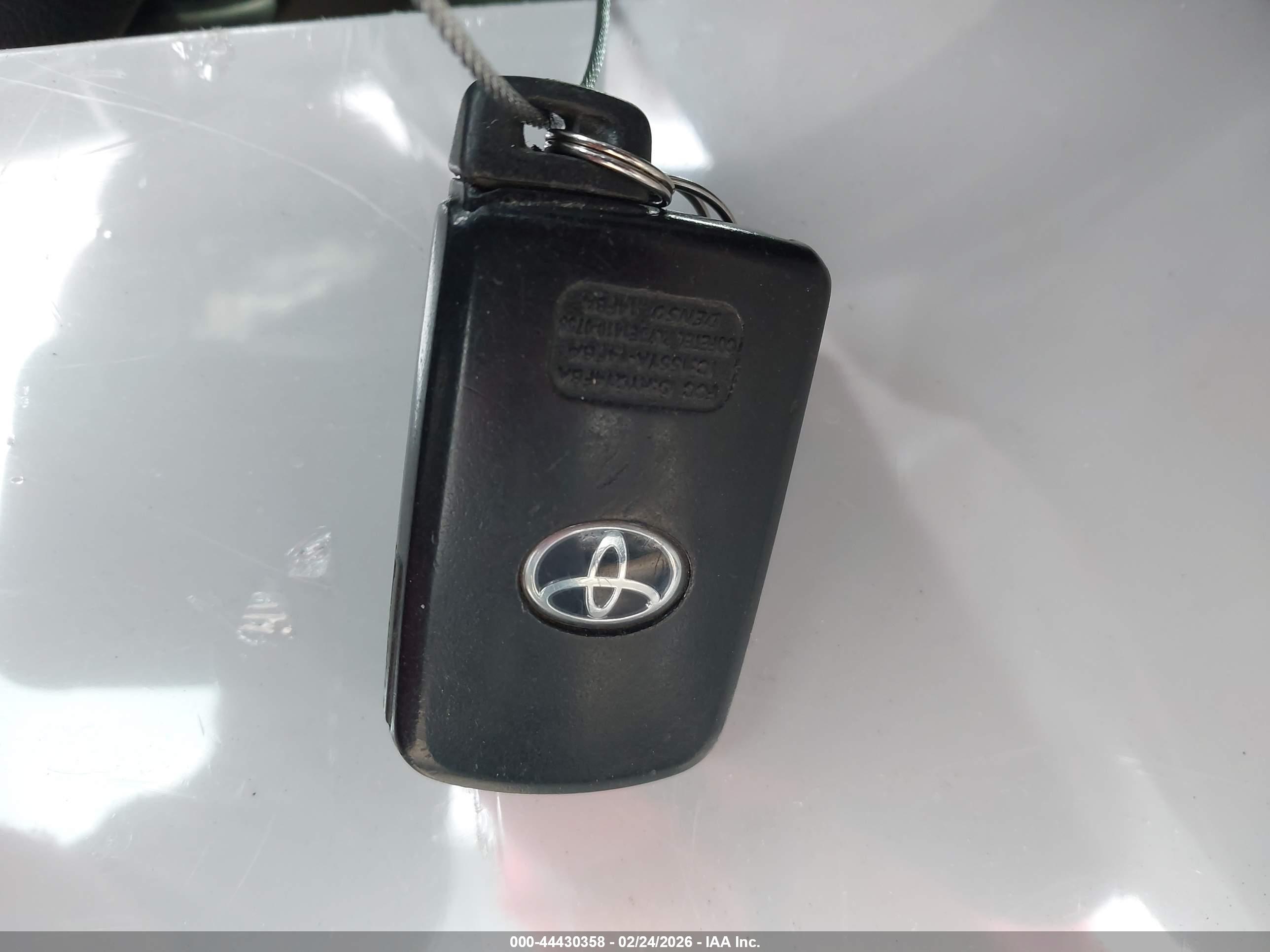 TOYOTA AVALON image 11