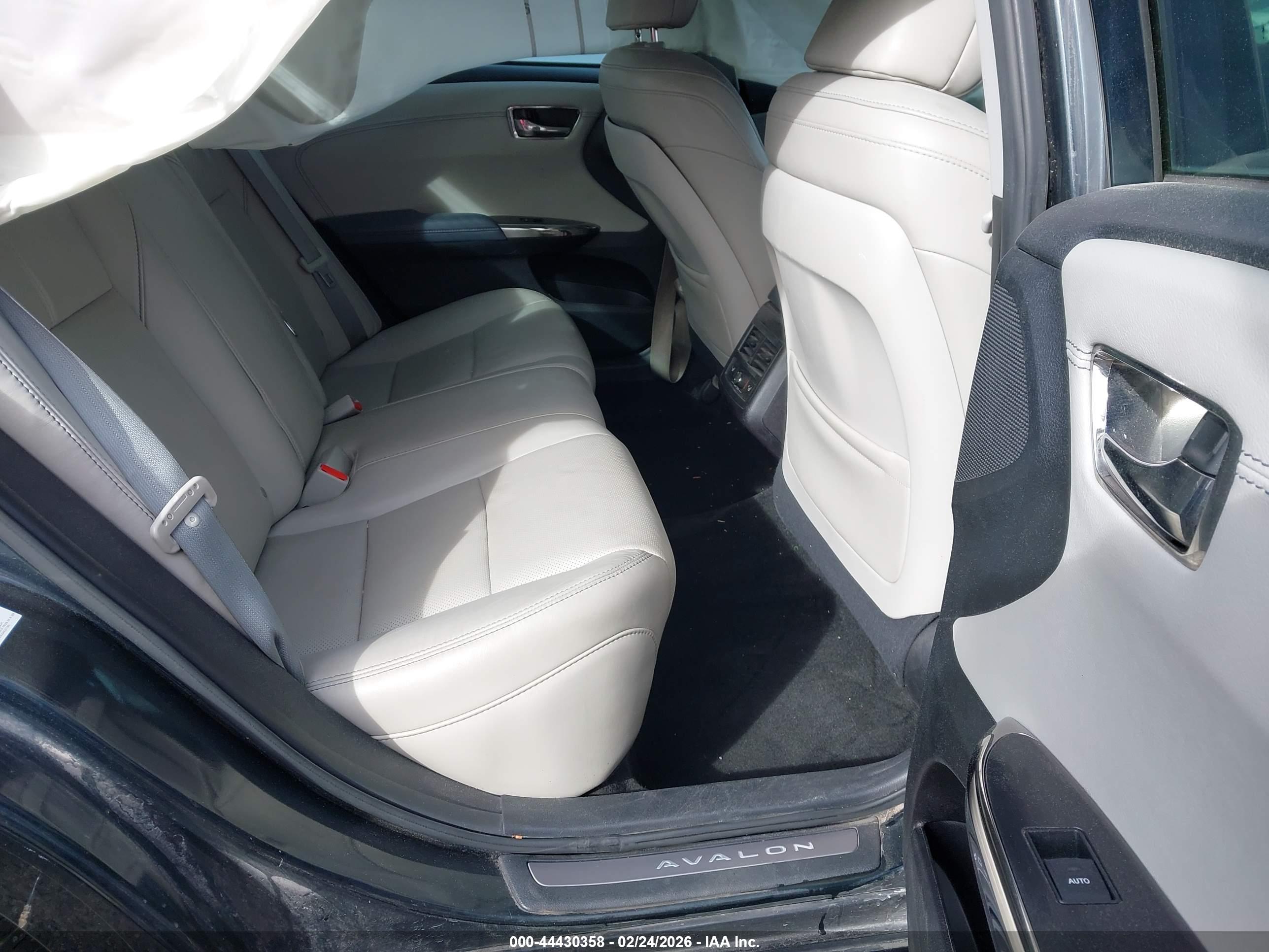 TOYOTA AVALON image 8