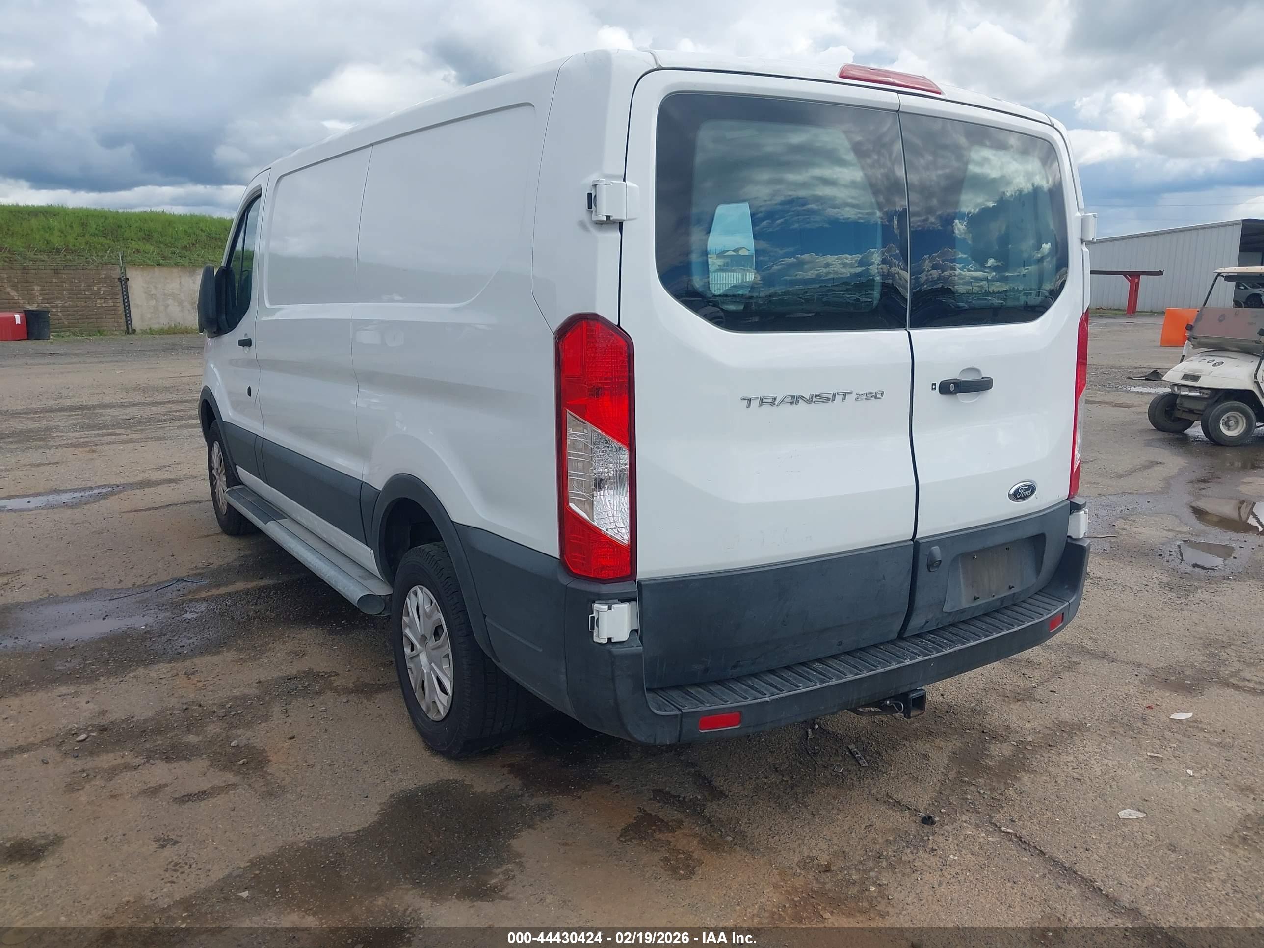 FORD TRANSIT-250 image 3