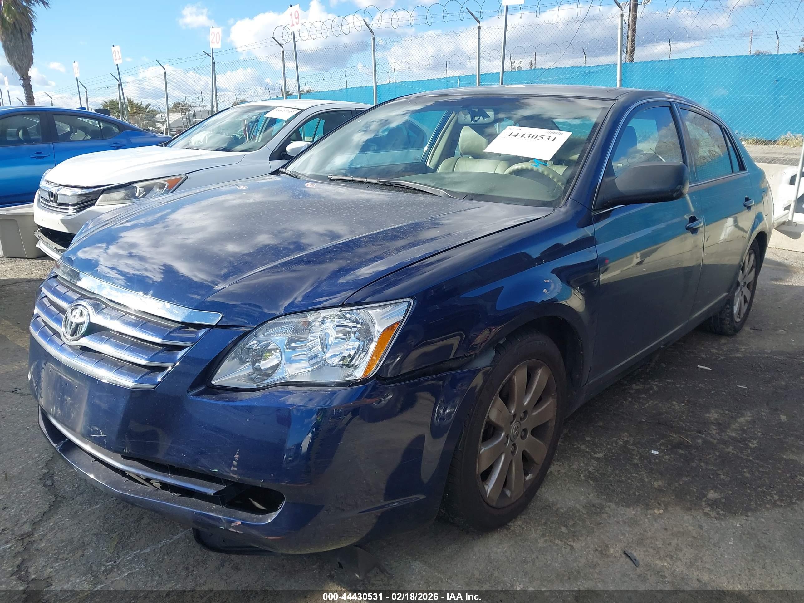 TOYOTA AVALON image 2