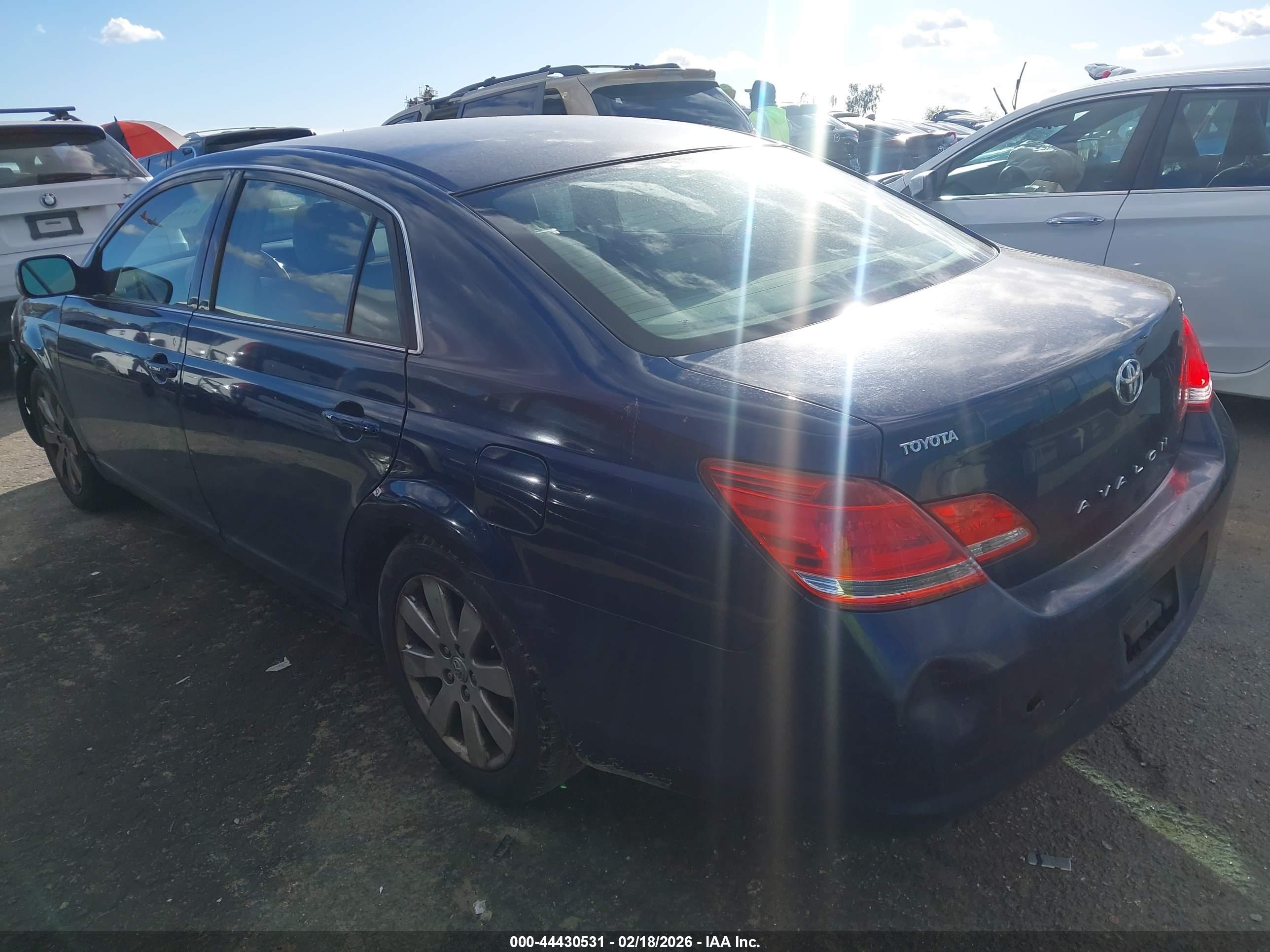 TOYOTA AVALON image 3