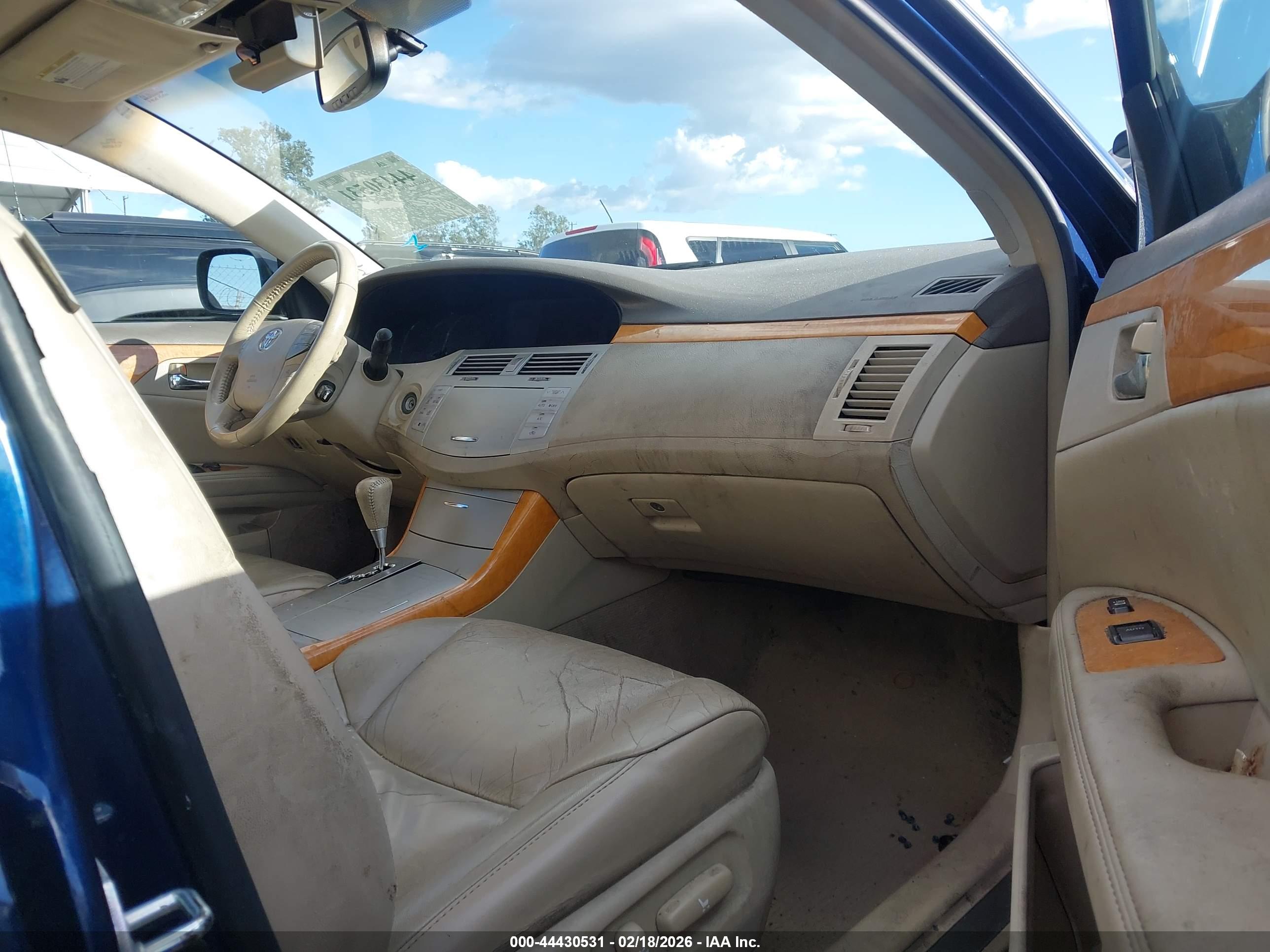 TOYOTA AVALON image 5