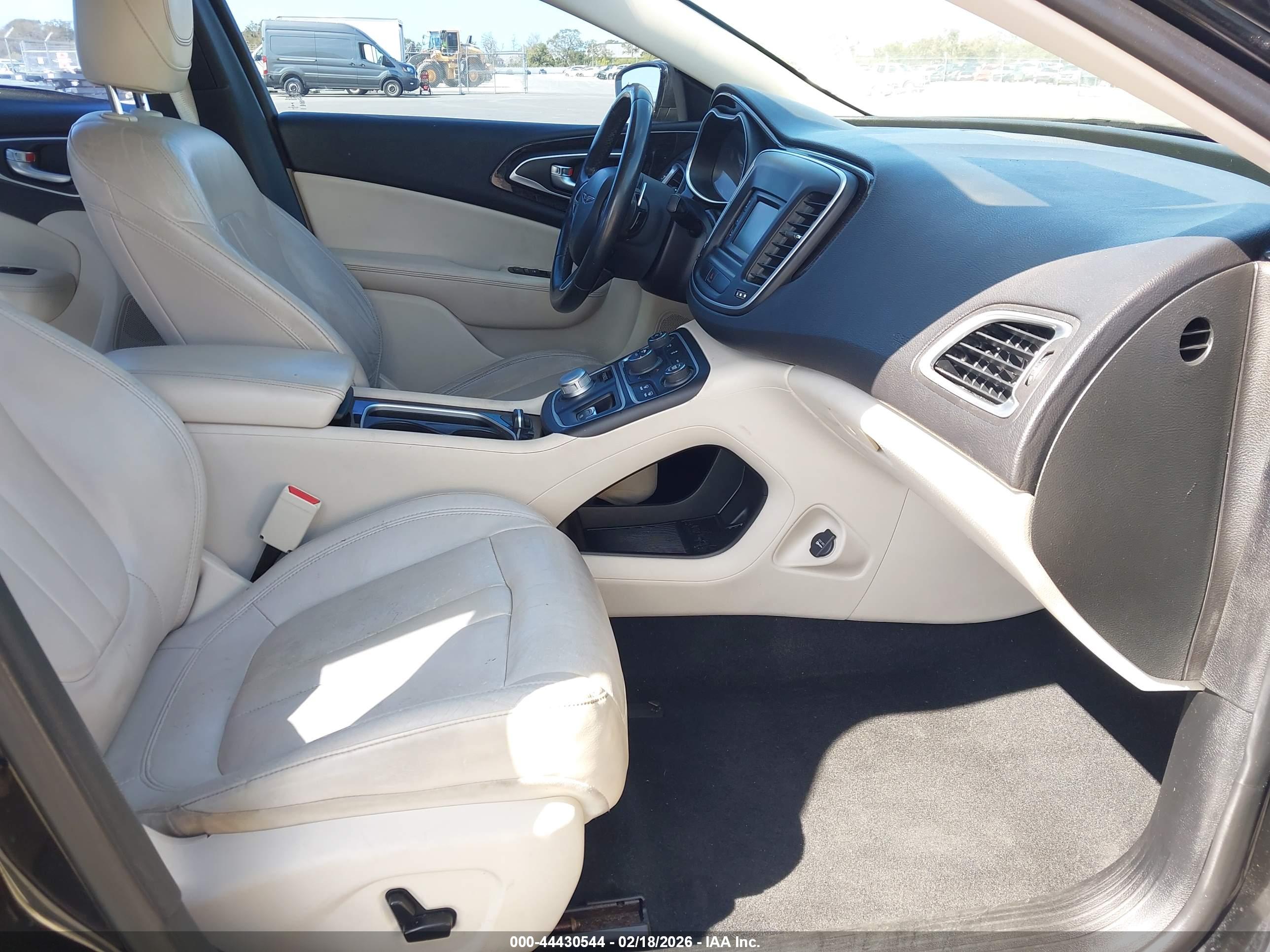 CHRYSLER 200 image 5