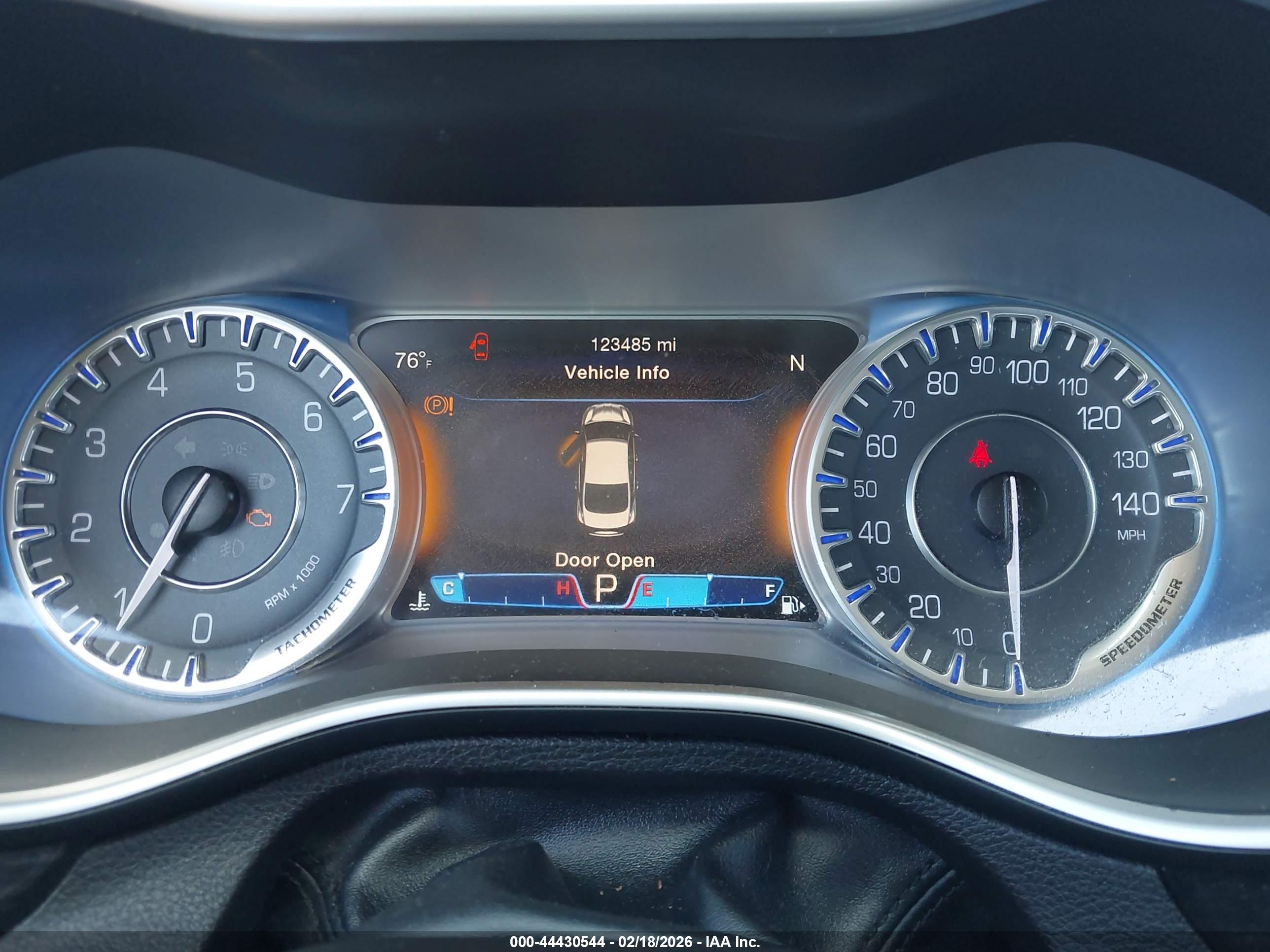 CHRYSLER 200 image 7