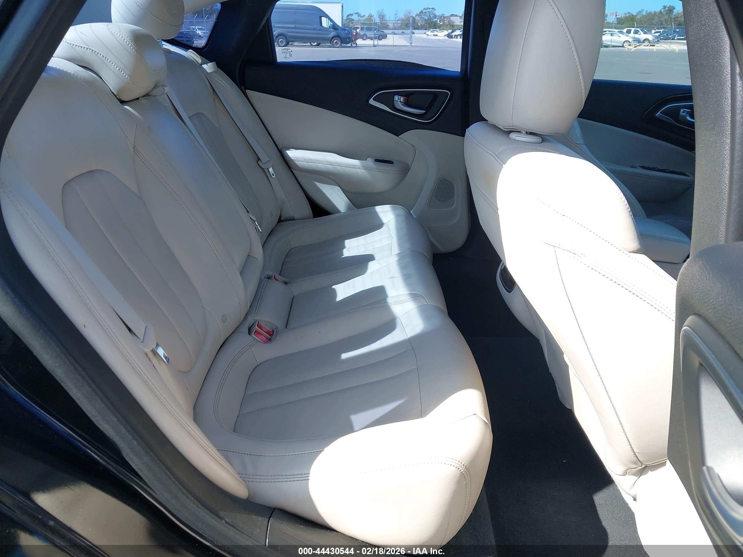 CHRYSLER 200 image 8