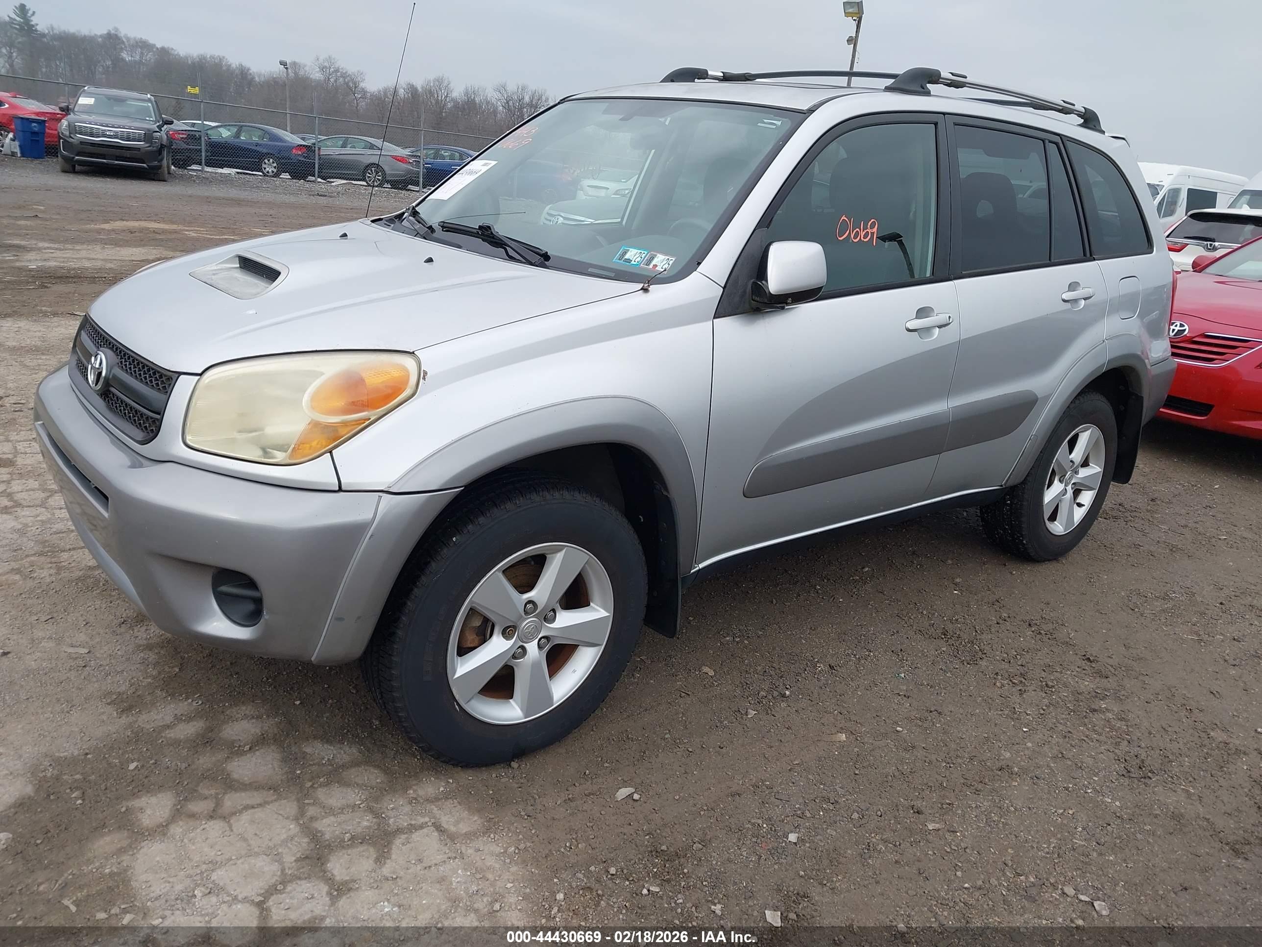 TOYOTA RAV4 image 2