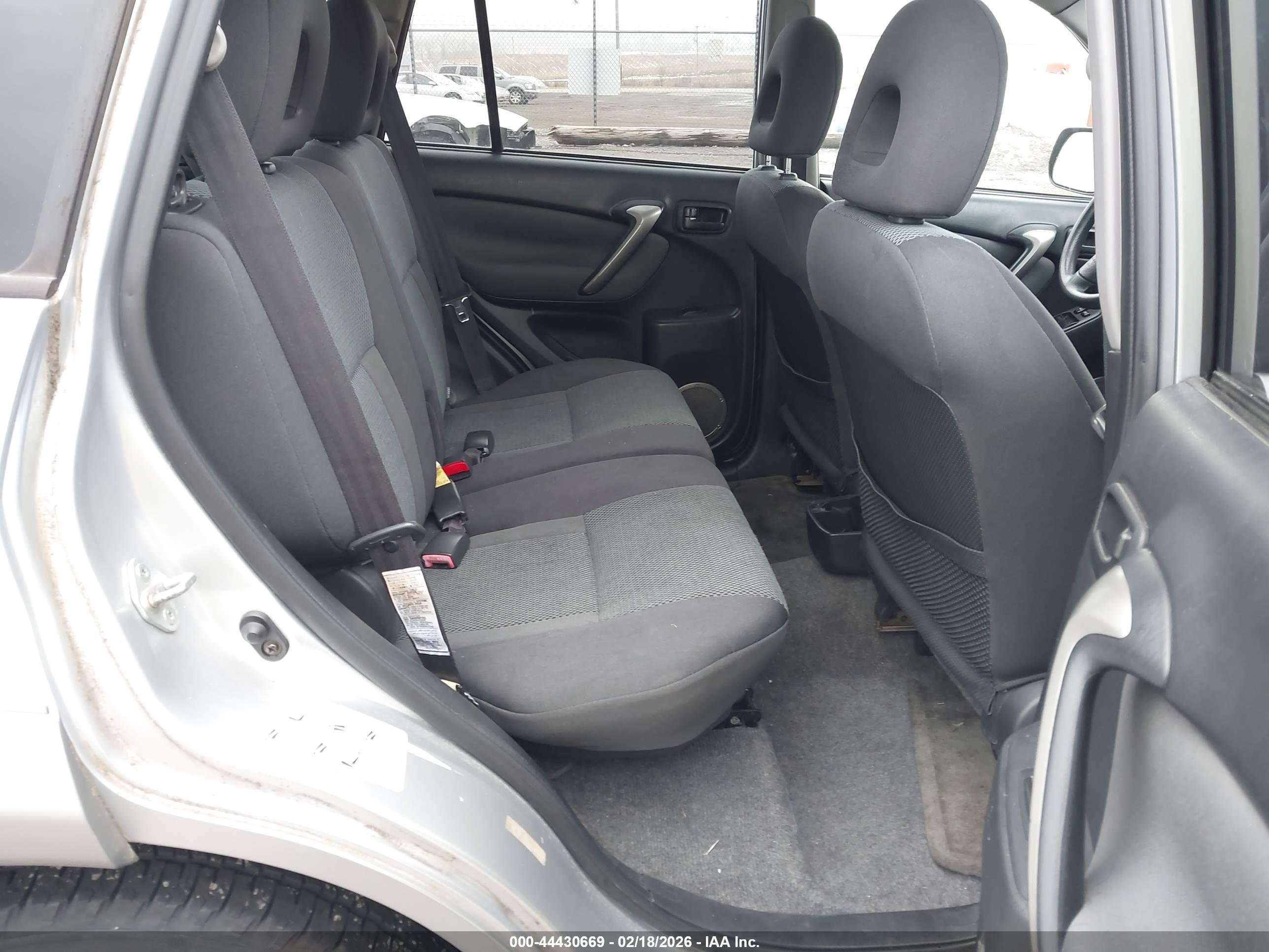 TOYOTA RAV4 image 8
