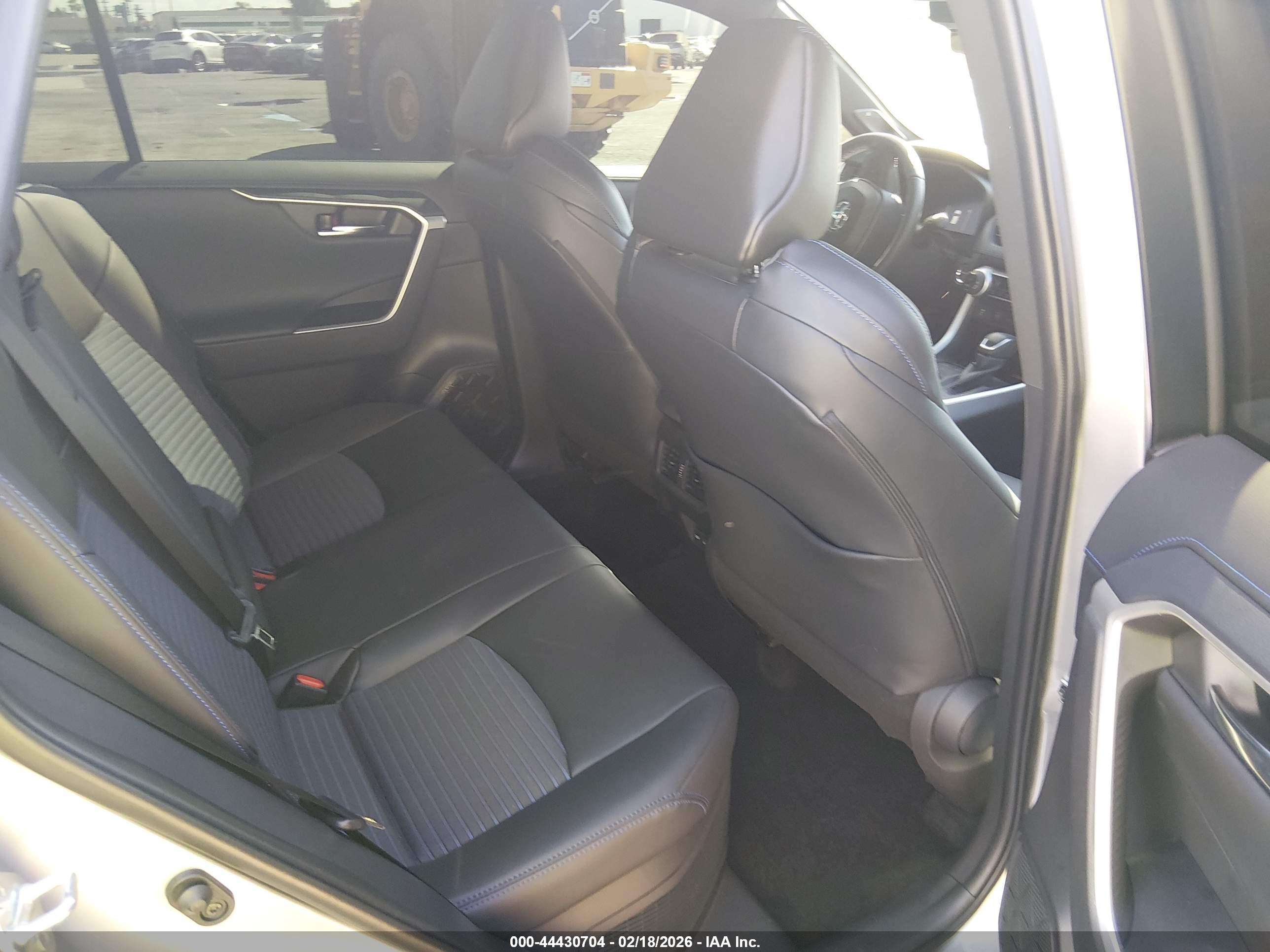 TOYOTA RAV4 image 8