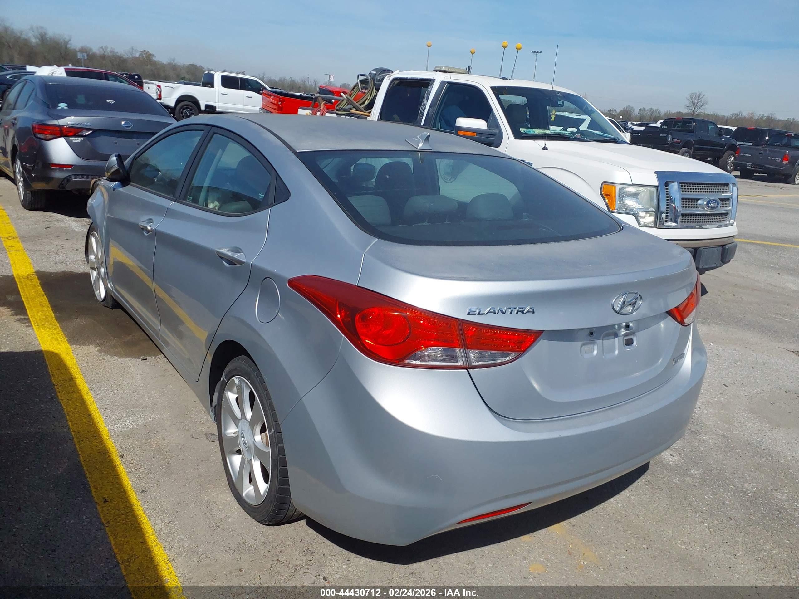 HYUNDAI ELANTRA image 3
