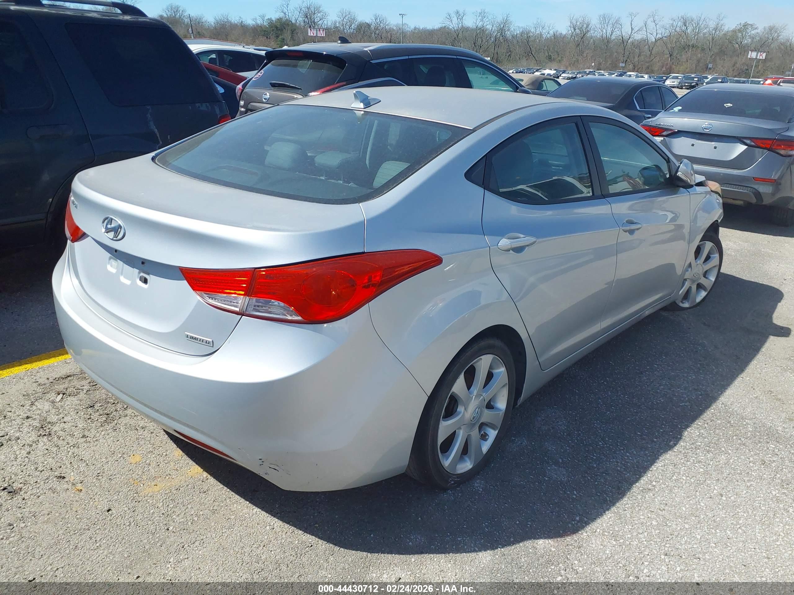 HYUNDAI ELANTRA image 4