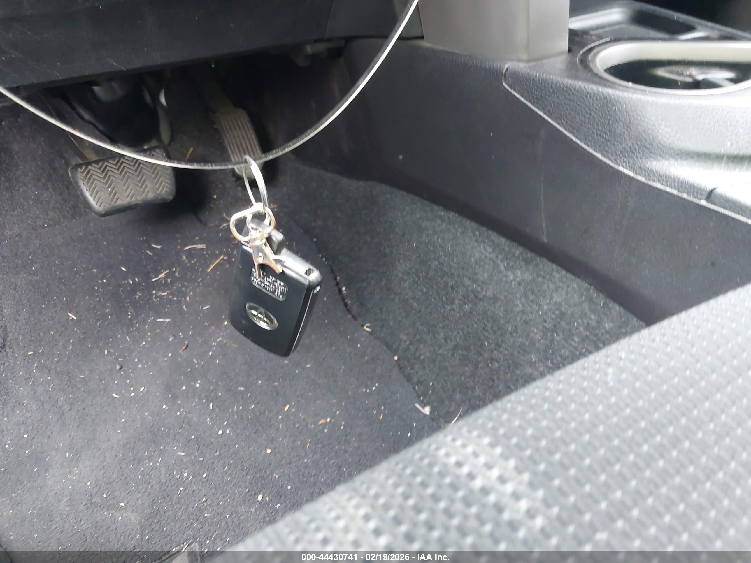 TOYOTA RAV4 image 11