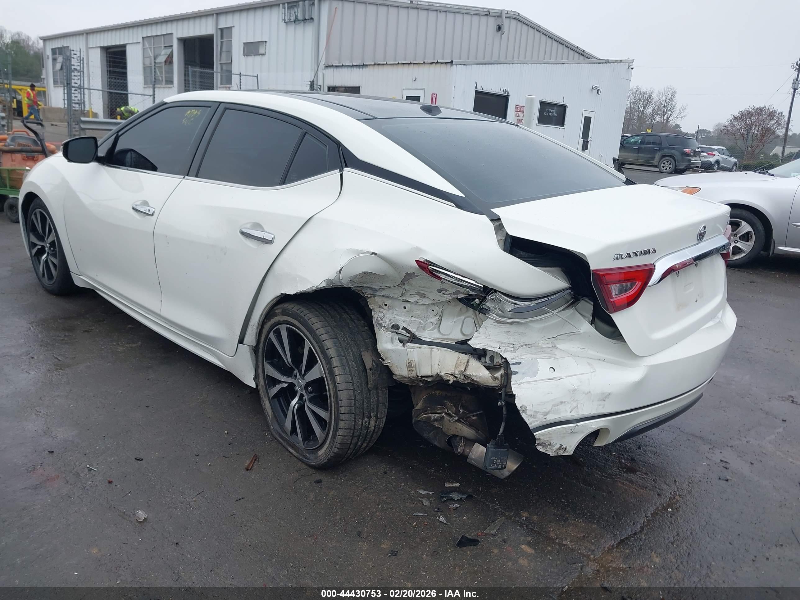 NISSAN MAXIMA image 3