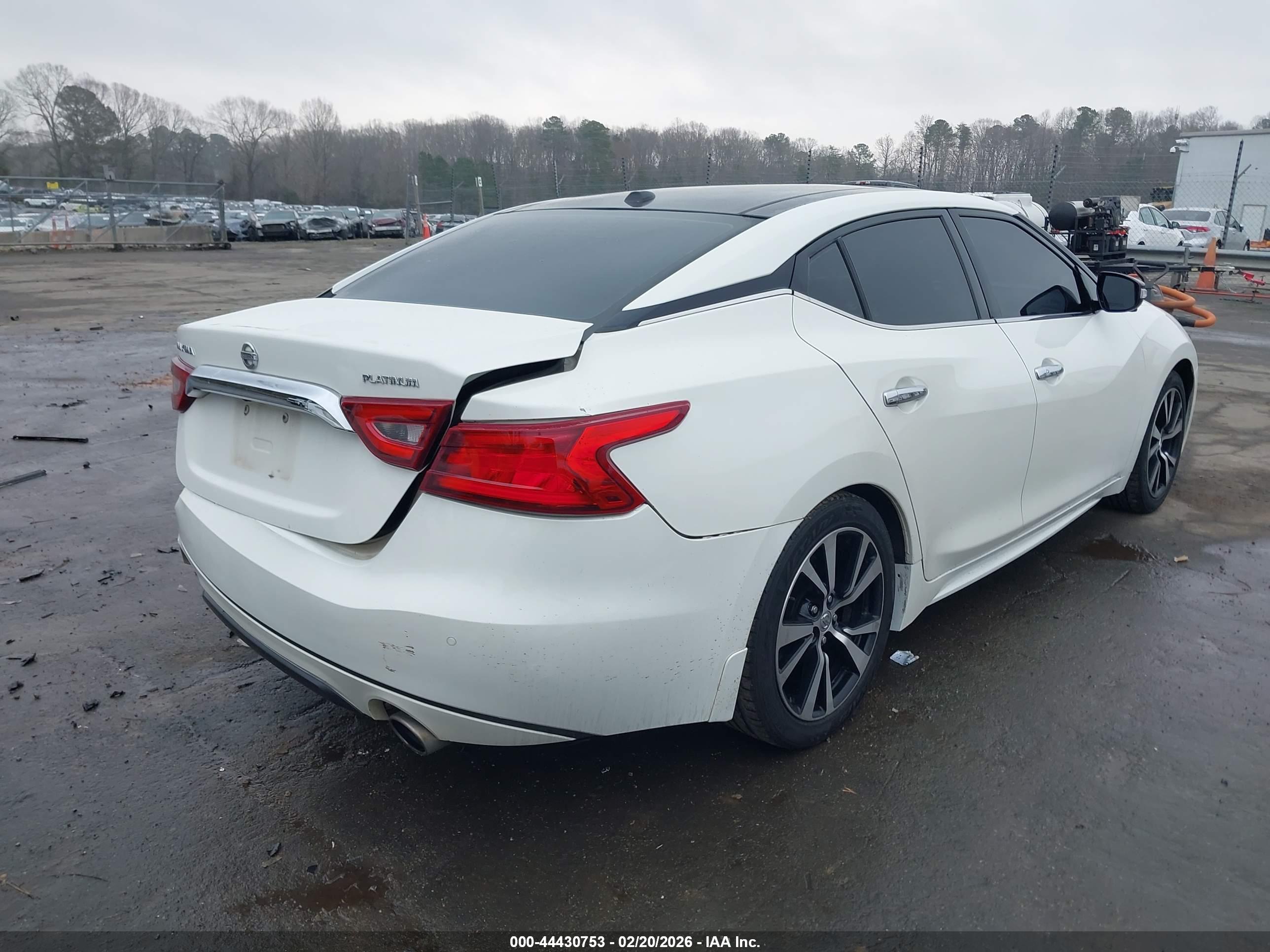 NISSAN MAXIMA image 4